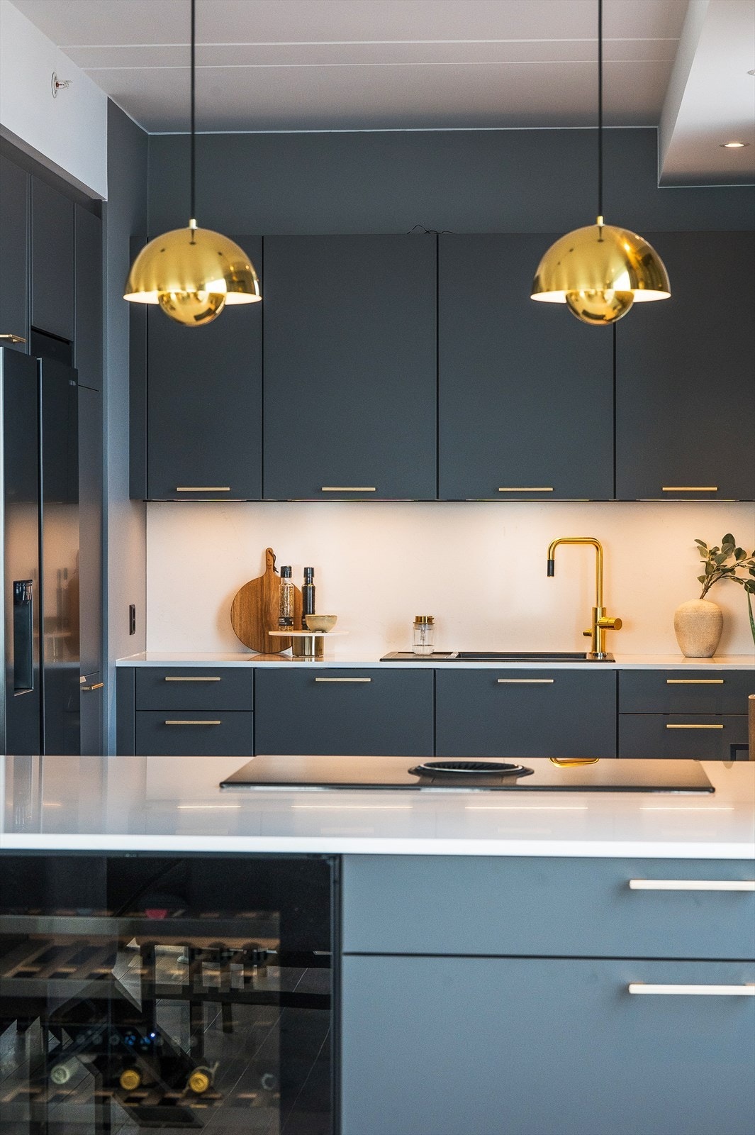 Kjøkkenøyen har rikelig med skuff- og skapseksjoner, og blir det opplagte samlingspunktet i hjemmet. Galleribilde