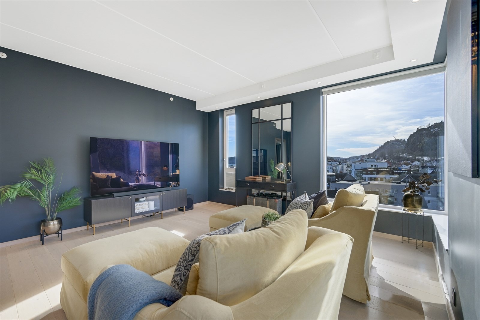 Denne stuen har god anledning for innredning med stor sofagruppe, godstoler, bokhyller, TV-benk og ønsket møblement. Det er store vinduer som slipper inn godt med dagslys, samt sikrer den flotte utsikten. Galleribilde