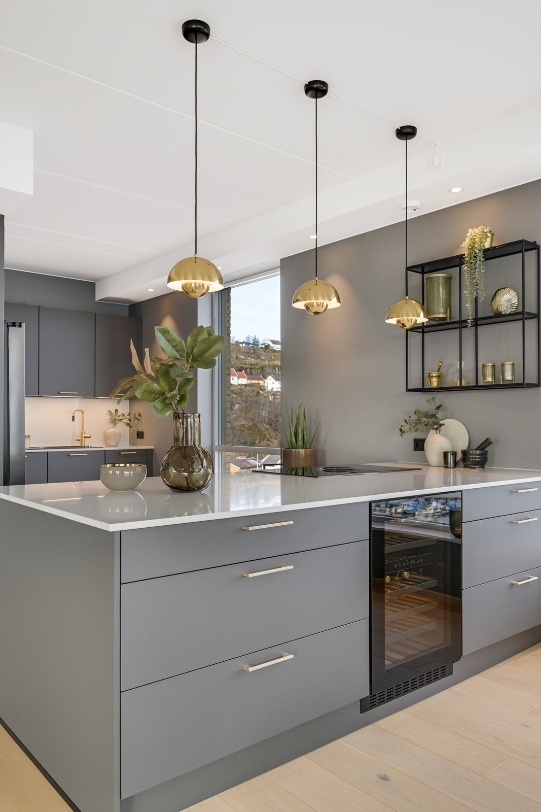 Den store kjøkkenøyen gir større benkeplass til kjøkkenet, og er et prefekt tilskudd for en optimal arbeidsplass. Galleribilde