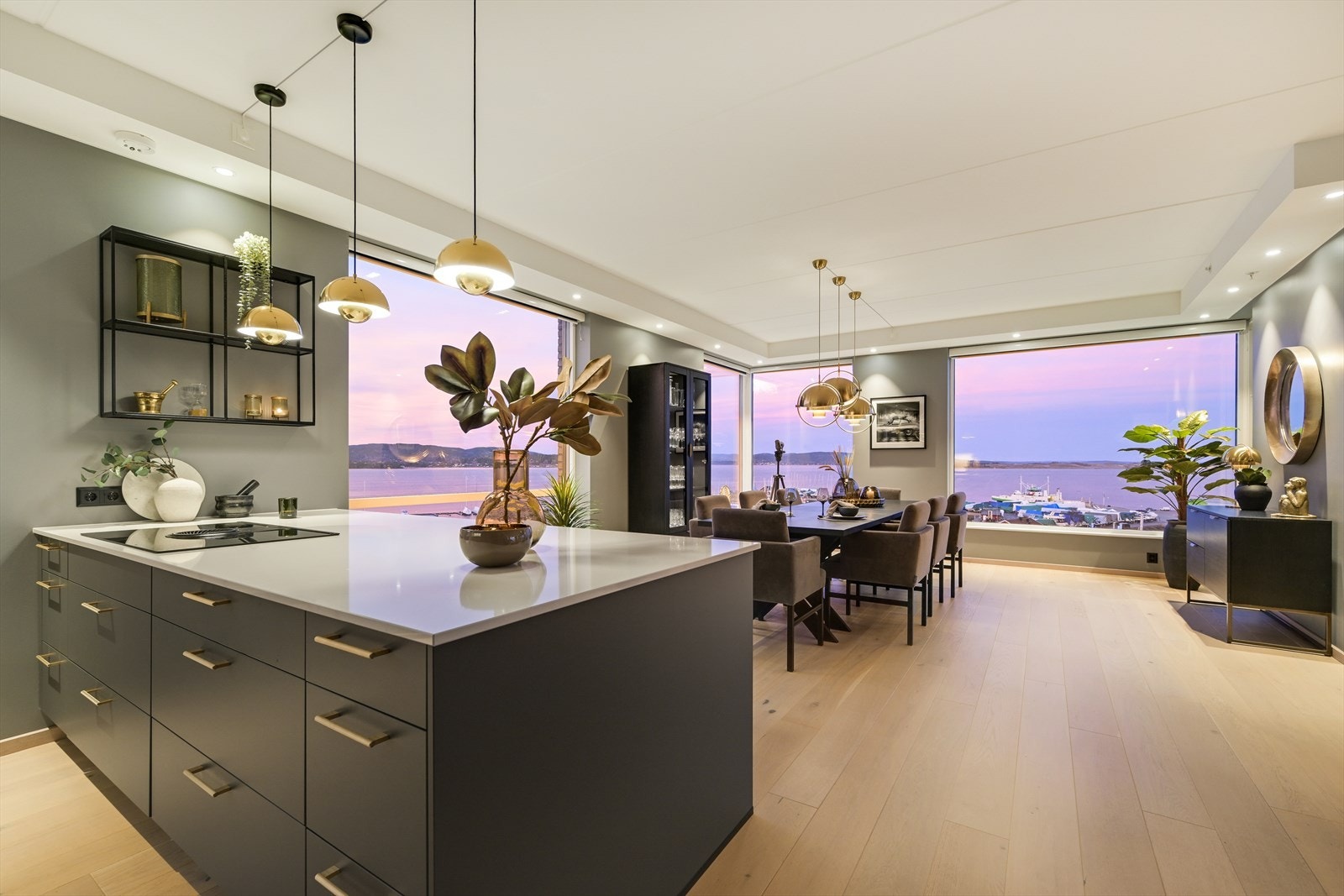 Stue og kjøkken befinner seg i en åpen og moderne løsning. Galleribilde