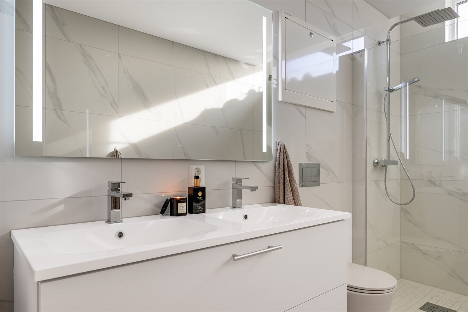 Badet har flotte detaljer, samt en helhetlig og sjelden gjennomførelse. Dette er et perfekt sted for å starte en god dag! Galleribilde