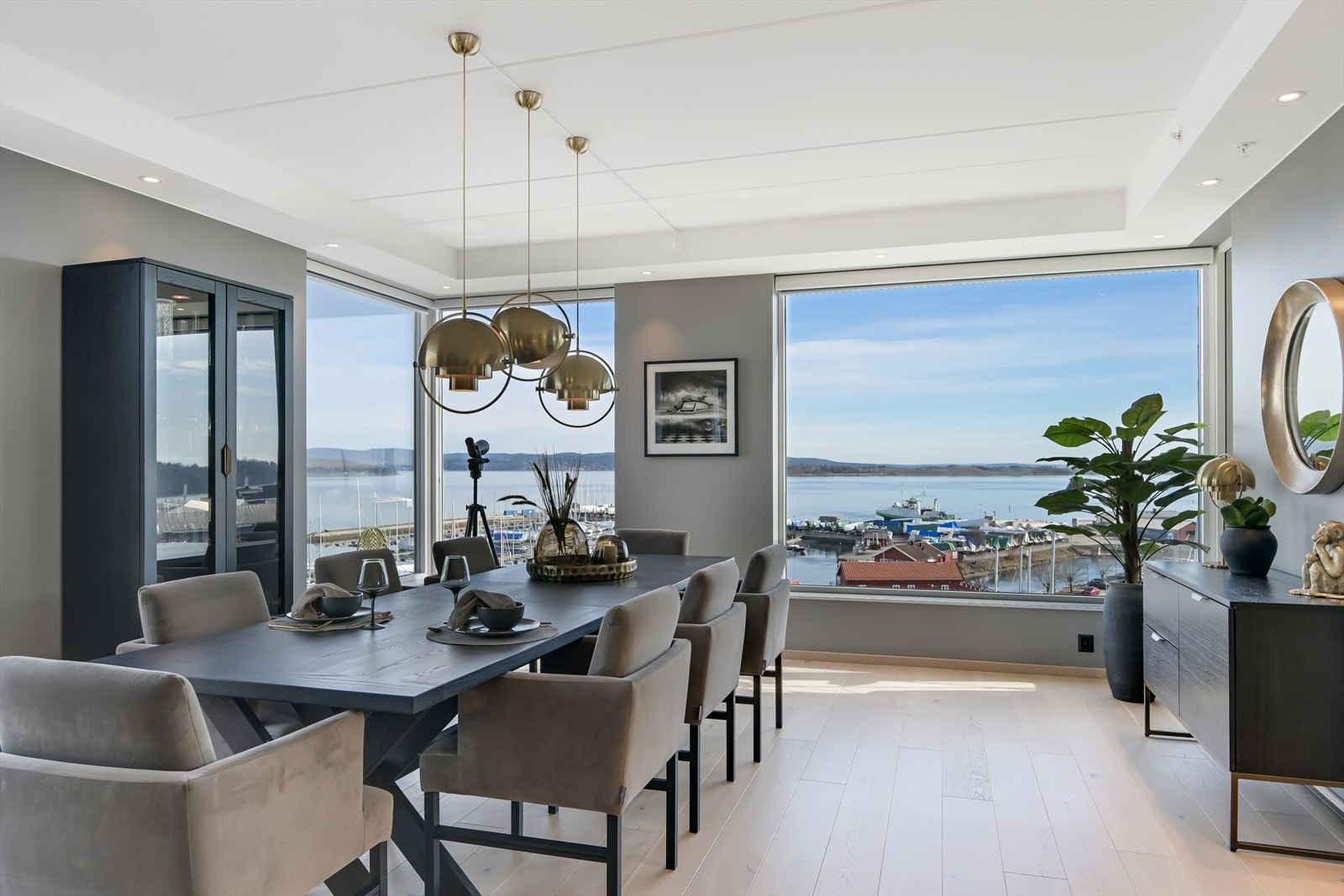 Her bor en i første rekke på bryggekanten med uforstyrret sjøutsikt! Galleribilde