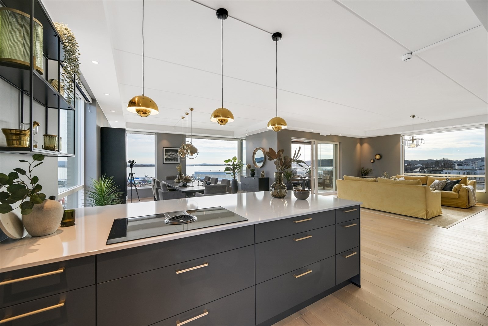 Platetopp med integrert og nedfelt ventilator siker en åpen atmosfære mot rommet. Galleribilde