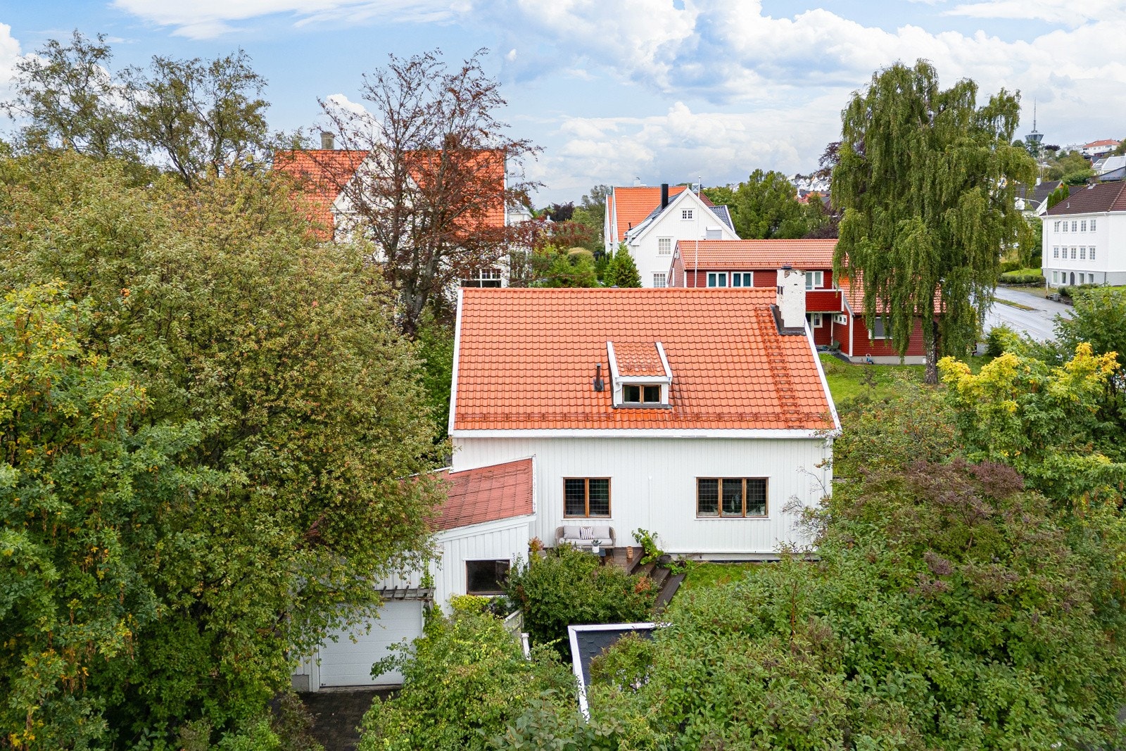 Denne eiendommen utstråler sjel, karakter og tidløs stil. Her møtes en sjelden kombinasjon av attraktiv beliggenhet, rik historie og moderne kvaliteter. Galleribilde