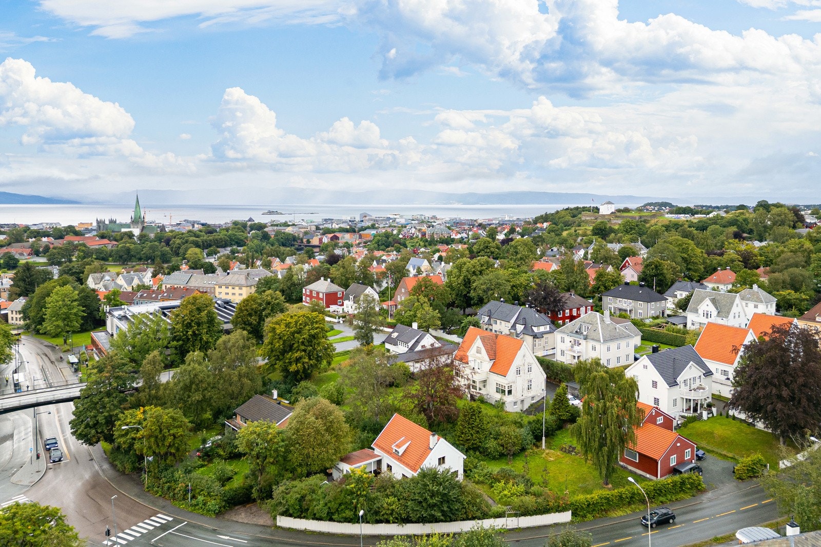 Singsaker er et villastrøk som er kjent for sine frodige alléer, velholdte hager og ærverdige boliger. Galleribilde