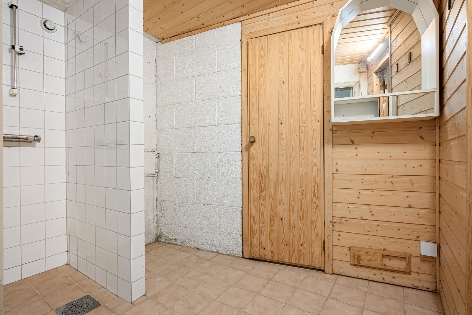 Kjelleren har også adkomst fra boligens hoveddel. Her har man 2 boder, vaskerom og dusj. Galleribilde