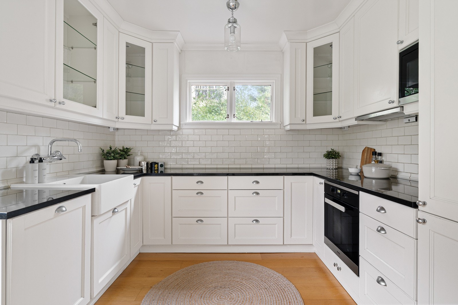 Kjøkkenet har rikelig med skap- og benkeplass, samt en innredning som står i stil med resten av boligen. Galleribilde