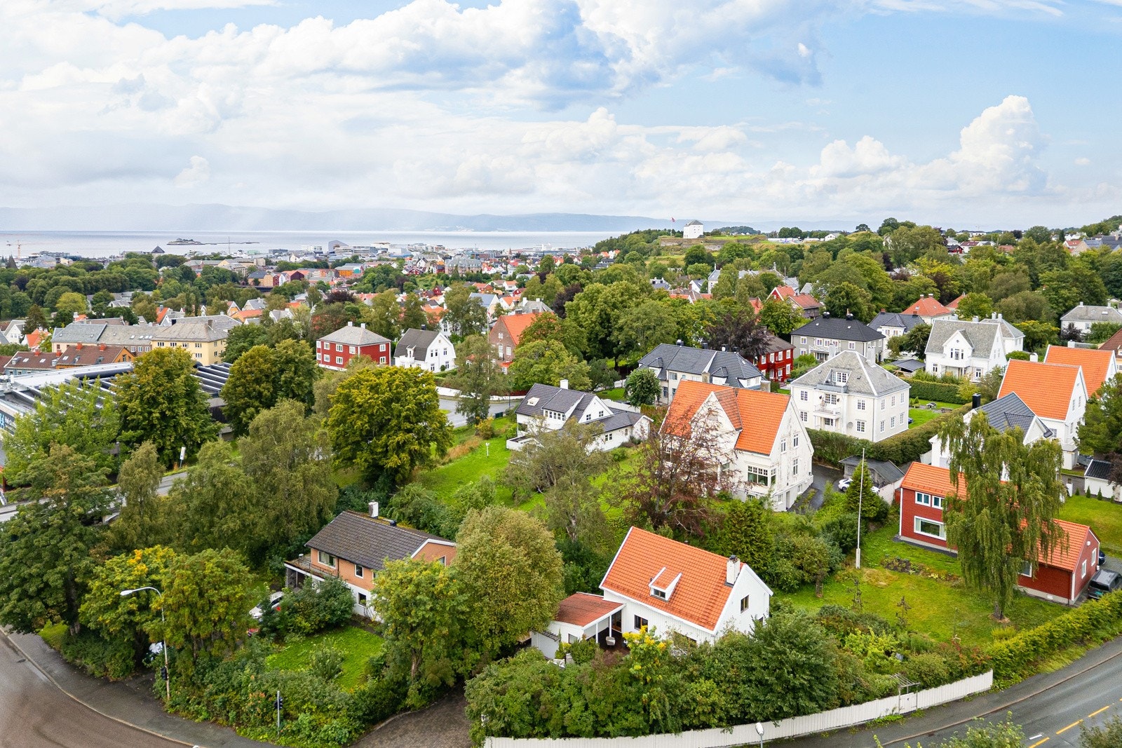 Med en særdeles attraktiv beliggenhet er eiendommen et verk av den anerkjente arkitekten Tycho Castberg. Galleribilde