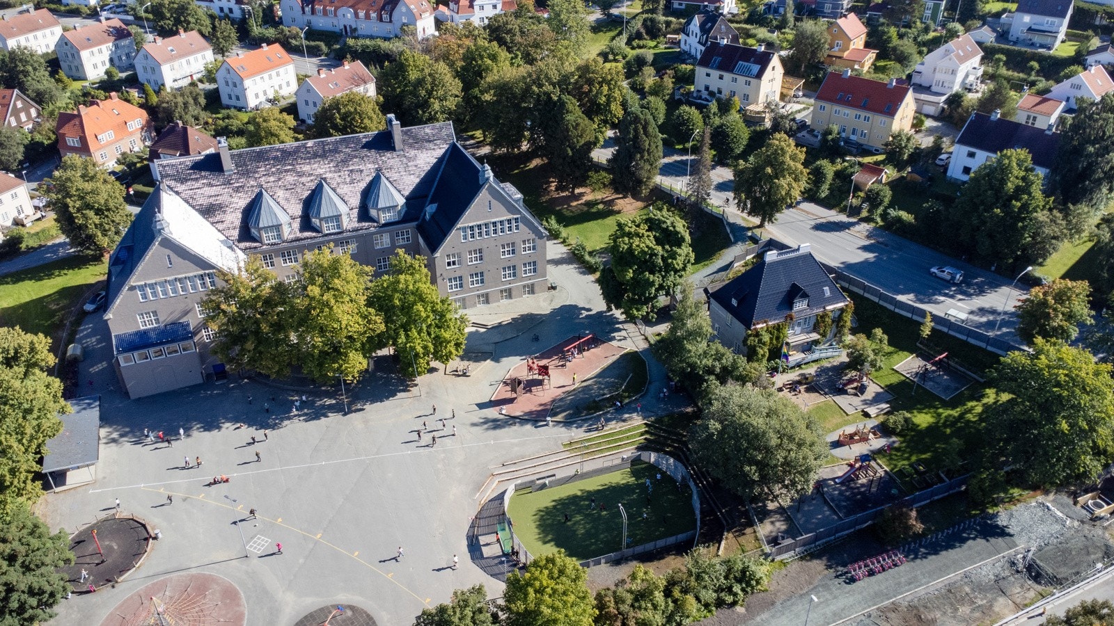 Boligen sogner til Singsaker barneskole og Rosenborg ungdomsskole, som begge er kjent for gode læringsmiljø. Galleribilde