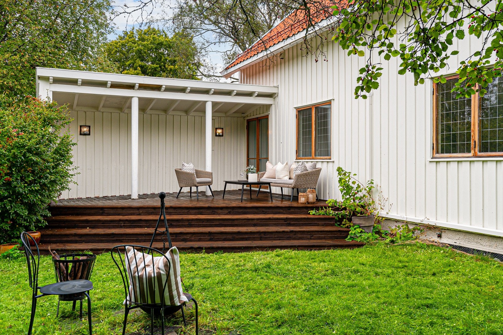 Bak frodige grøntarealer skjuler det seg en sjarmerende hageperle som tilbyr både ro og fullkommen privatliv. Galleribilde