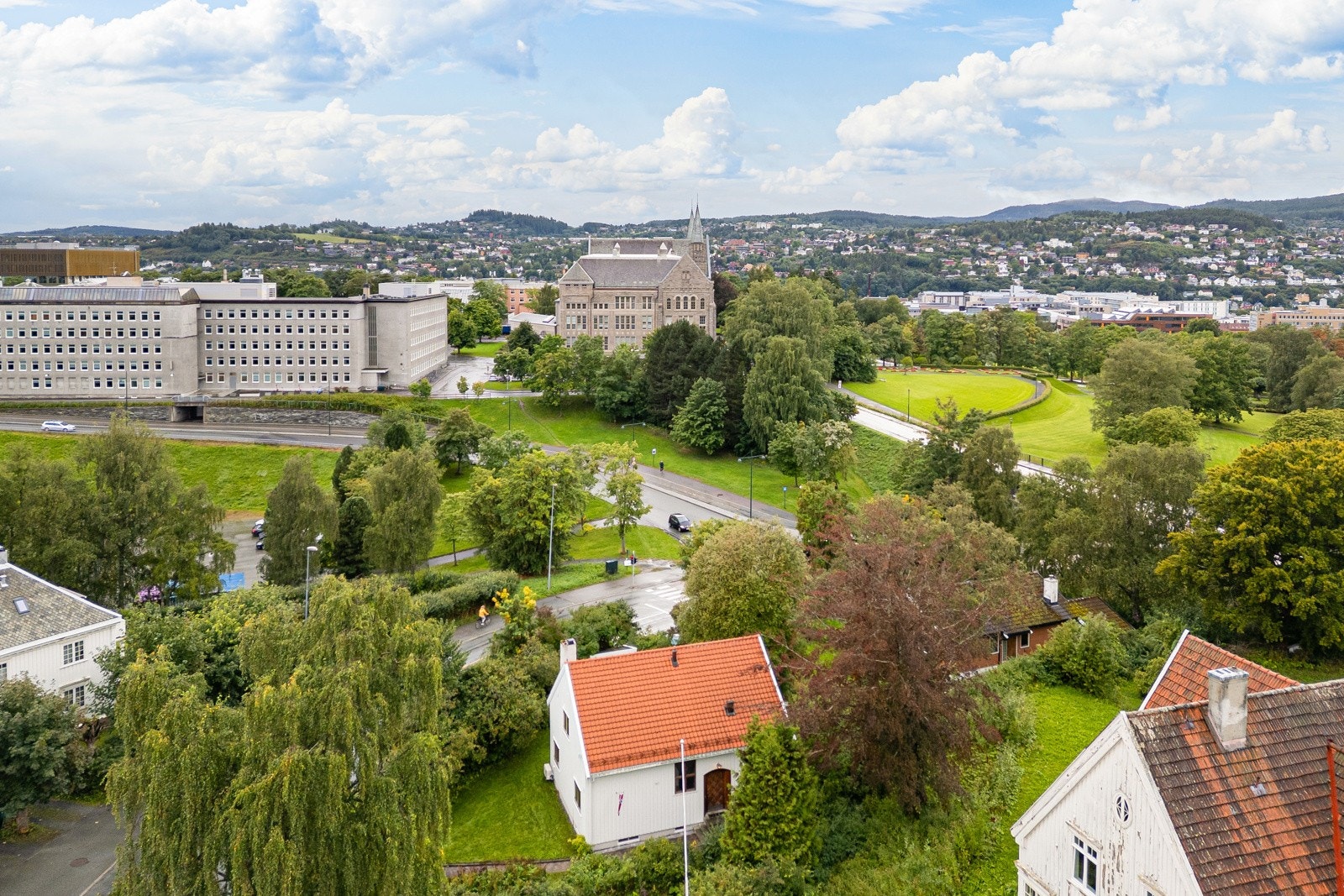 Like bortenfor boligområdet ligger NTNU sitt campus Gløshaugen med en rekke studieretninger. Galleribilde