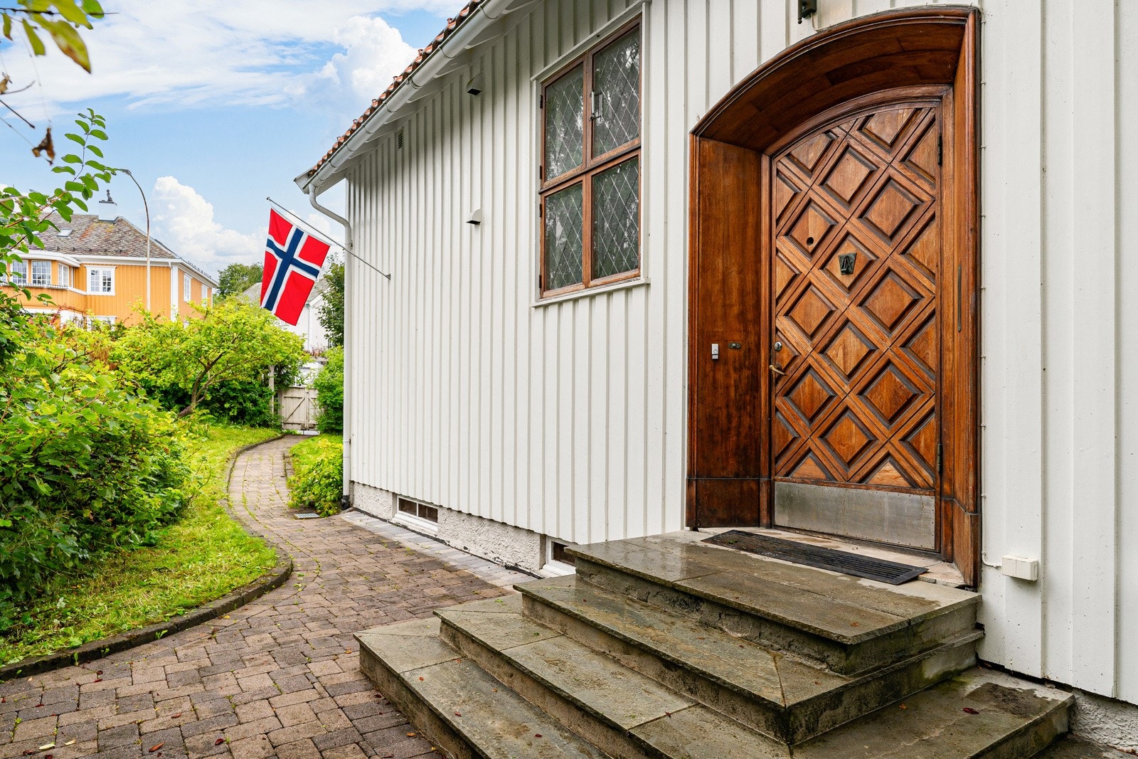 Huset ble oppført i 1949 av Thorvald Wiig, en fremtredende jurist i Trondheim. Han delte hjemmet med sin kone, Esther-Marie Wiig, som var en profilert norsk journalist og sosietetsdame. Galleribilde