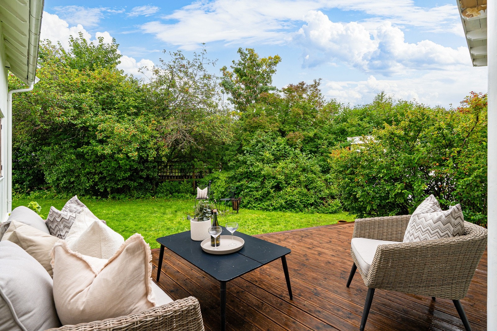Den sørvestvendte hagen byr på optimale solforhold og en 19,5 kvm stor terrasse. Galleribilde