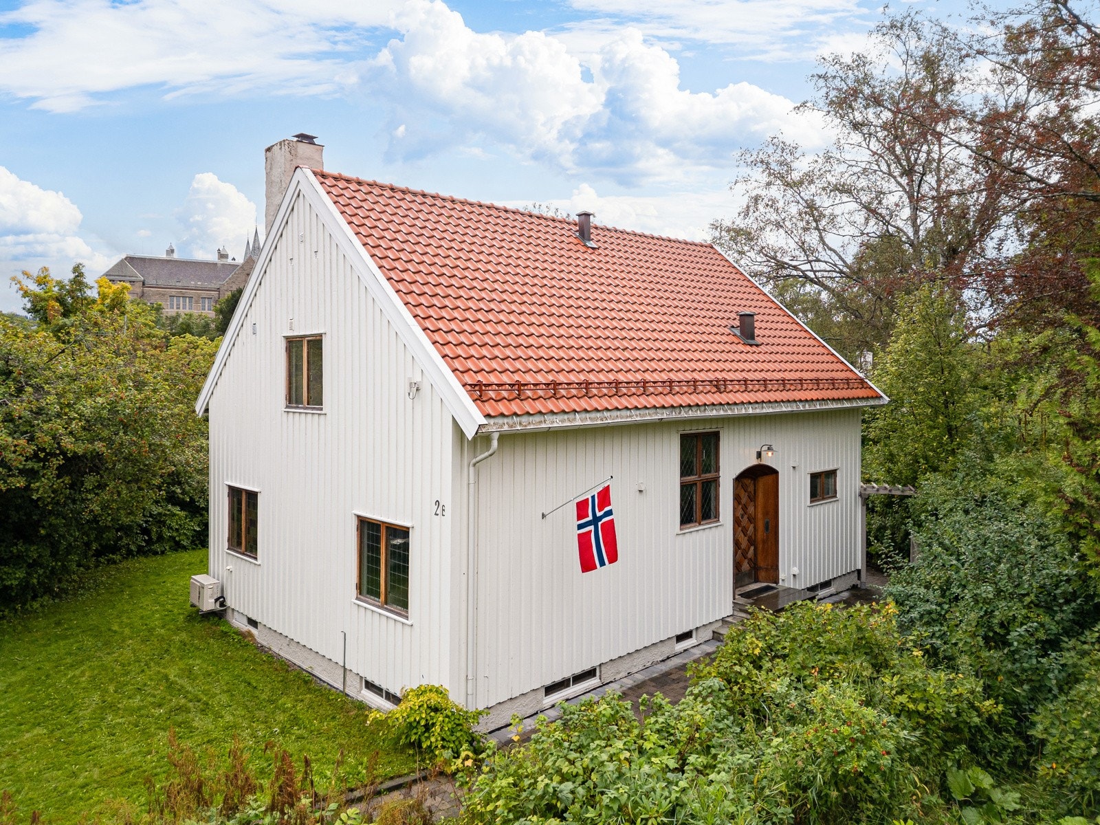 Proaktiv Eiendomsmegling ved Eirik Døsen ønsker deg hjertelig velkommen til en smakfull og historisk enebolig med utleie på beste Singsaker. Galleribilde