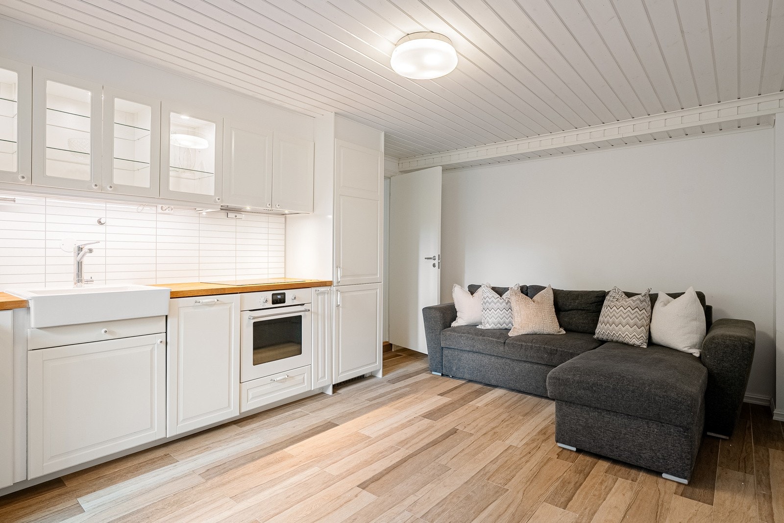 Kjøkkenet har integrert stekeovn, platetopp, oppvaskmaskin og kombiskap. Galleribilde