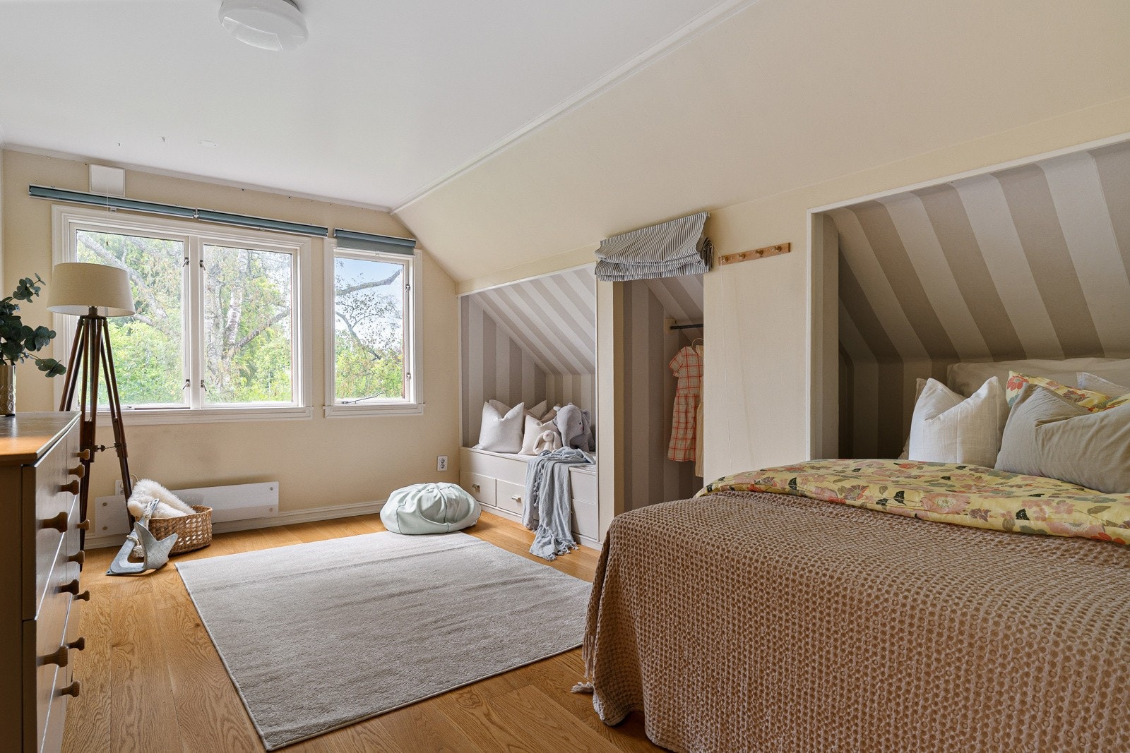 Alle soverommene har god plass til en dobbeltseng, nattbord, skrivebord og garderobe. Galleribilde