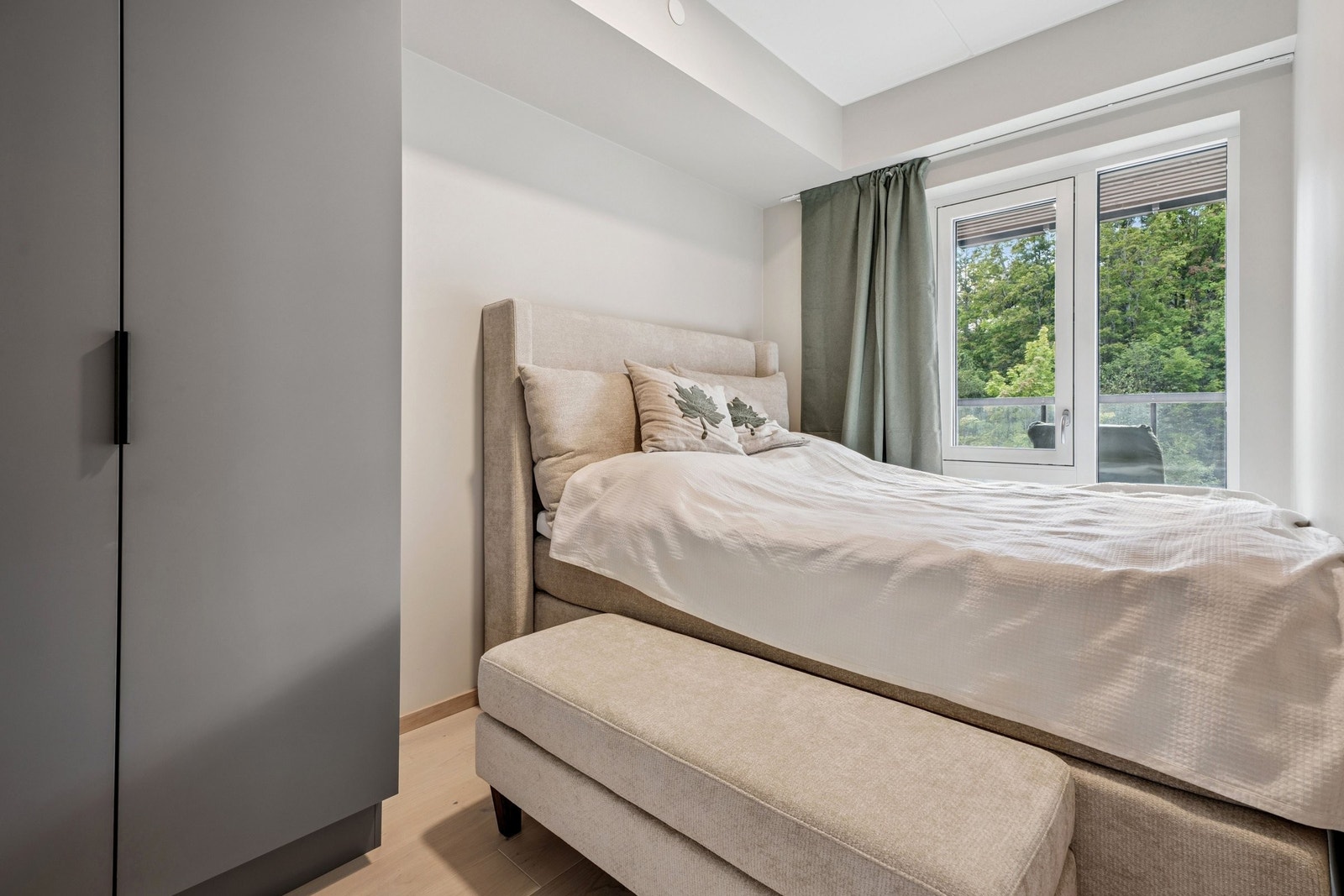 Eget soverom med garderobeskap, og plass til dobbeltseng. Galleribilde