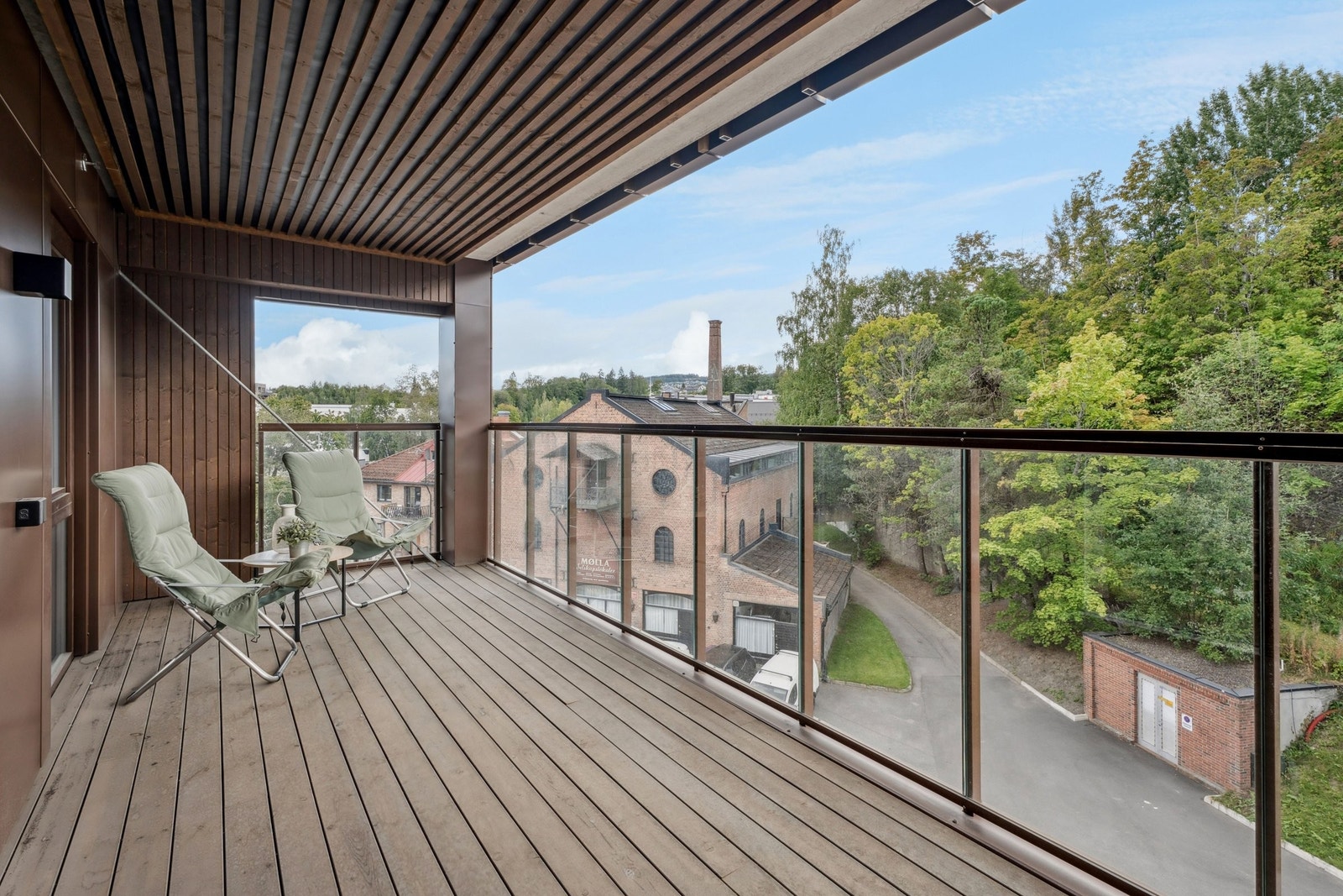 Stor veranda med god plass til både sittegruppe og spisegruppe. Galleribilde