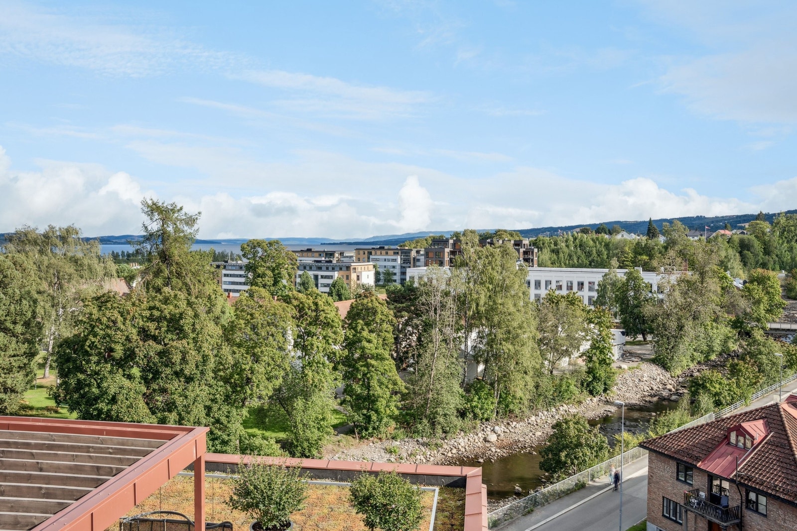 Nydelig utsikt fra felles takterrasse. Galleribilde