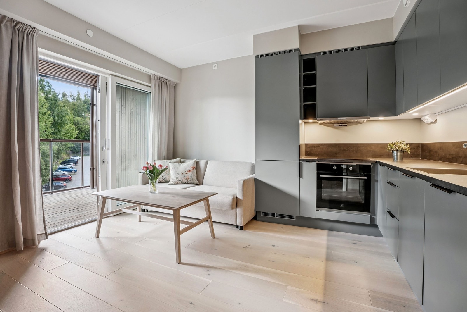 Lys og fin stue og kjøkken i ett. Skyvedører ut til veranda. Galleribilde