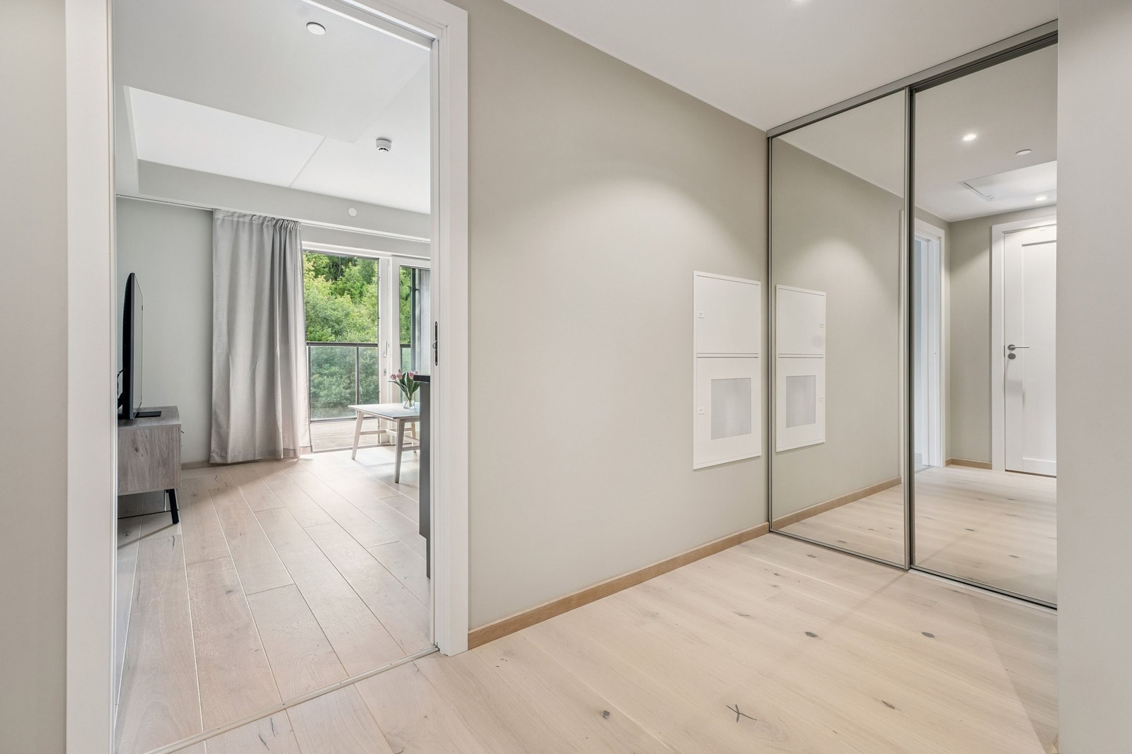 Gang med speilskap. Galleribilde