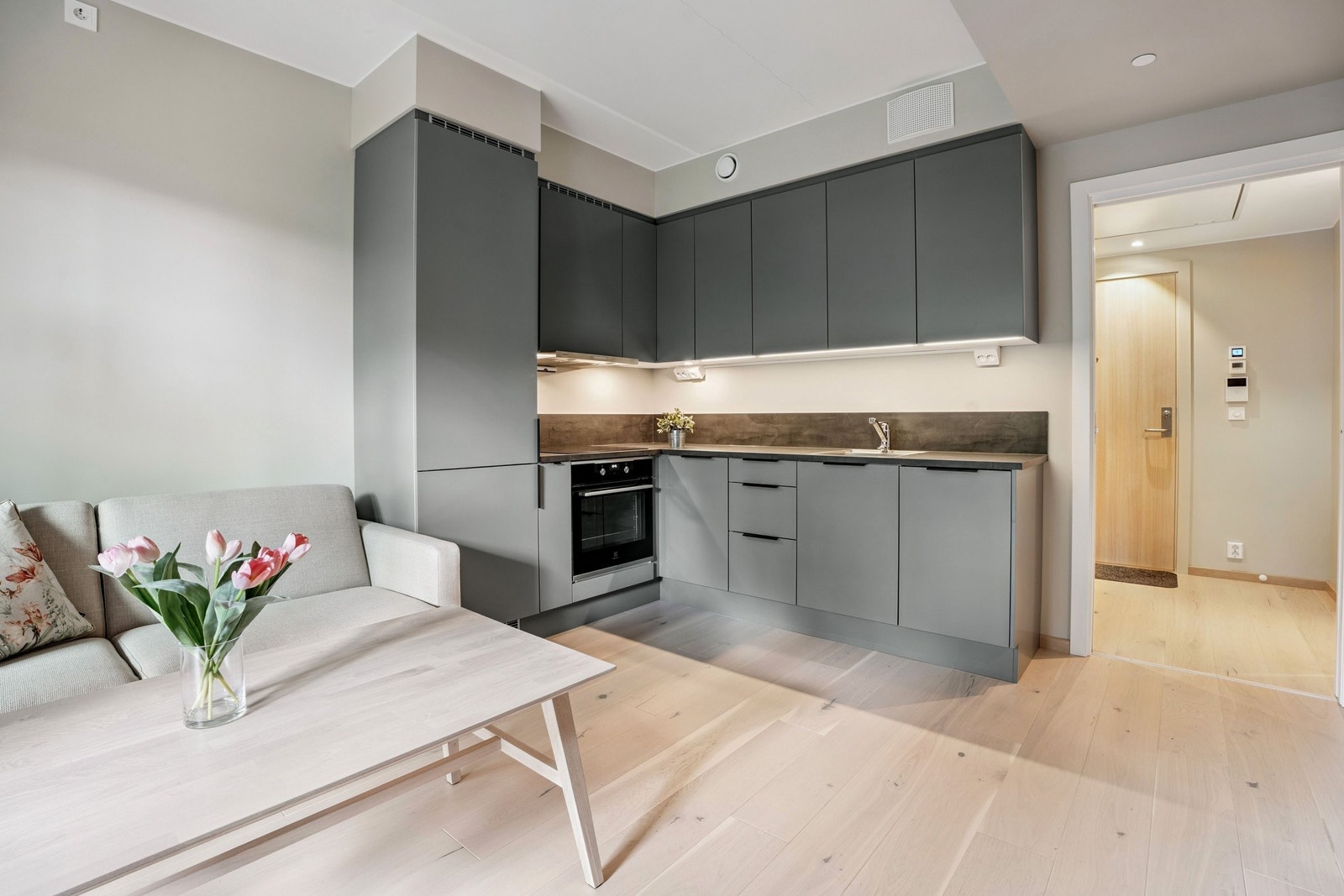 Påkostet kjøkken med integrert oppvaskmaskin og kjøl - og fryseskap. Galleribilde