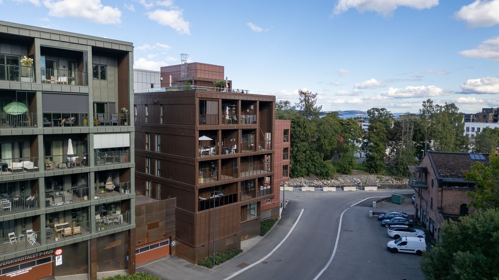 Dronebilde mot leiligheten. Galleribilde