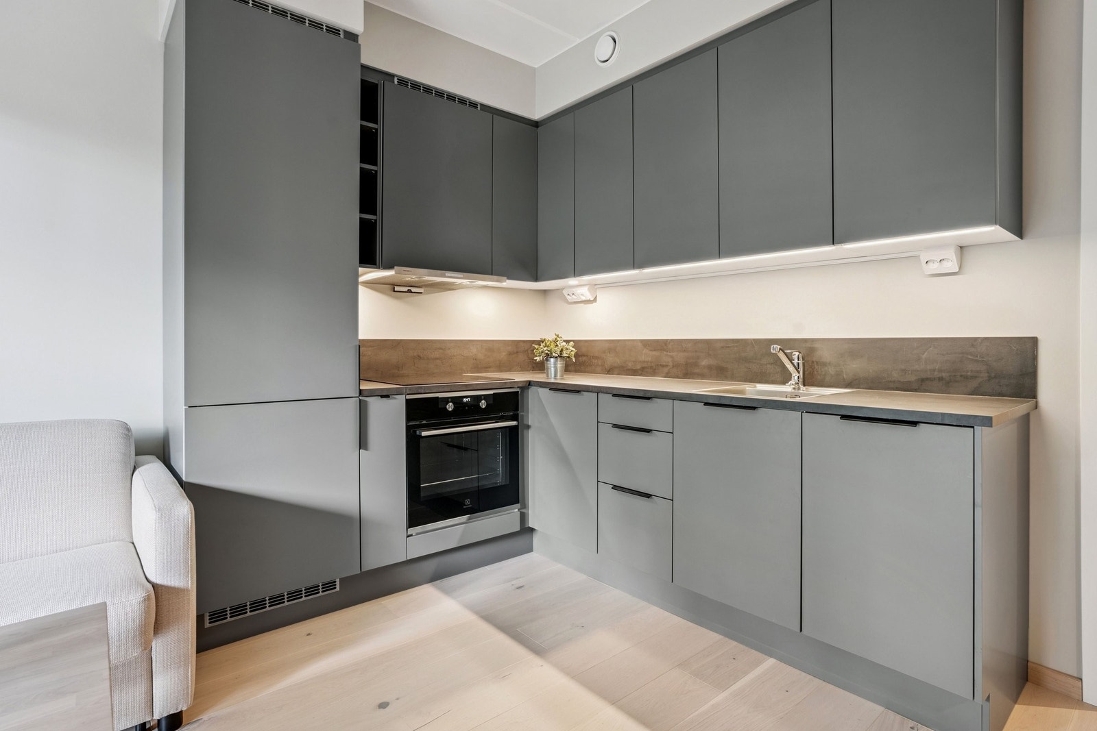 Kjøkkenet har også god benkplass. Galleribilde