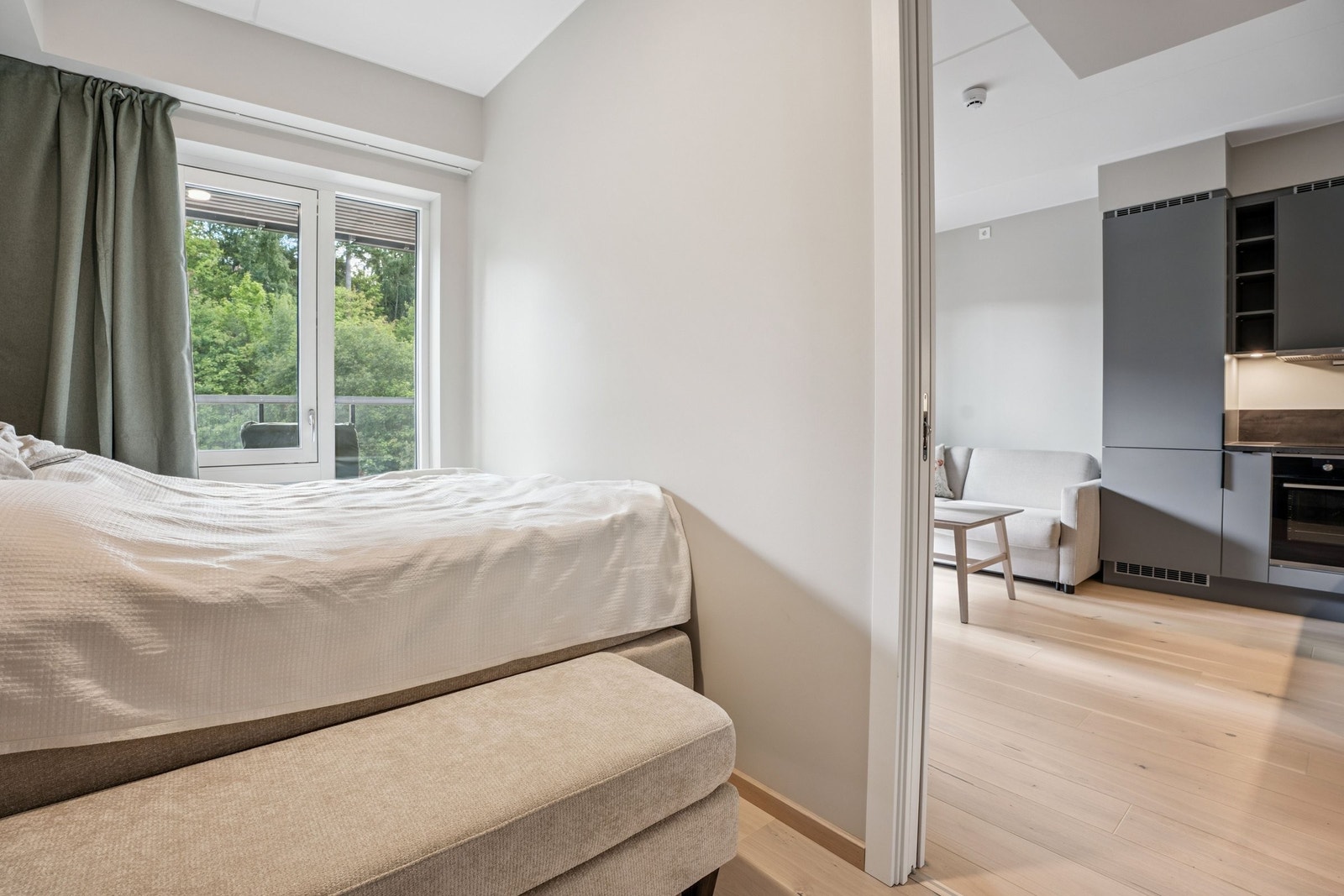 Soverom med skyvedør ut til stue. Galleribilde