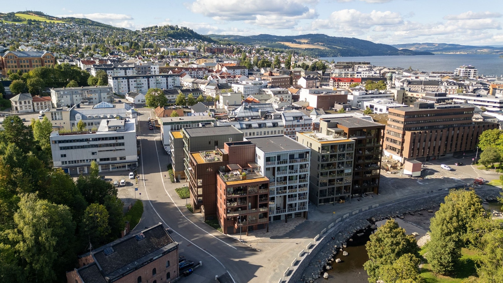 Oversiktsbilde av bygget mot Gjøvik sentrum. Galleribilde