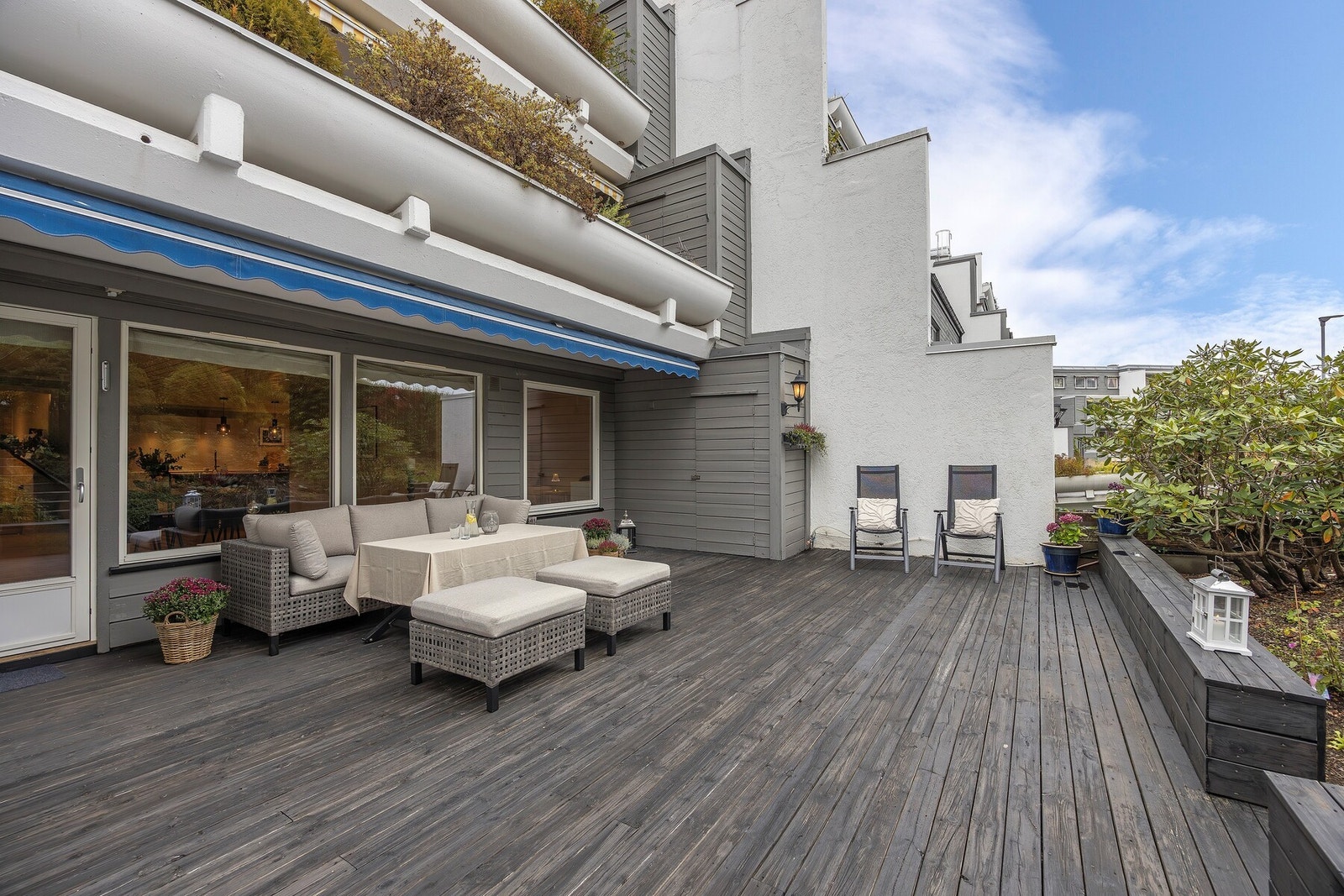 Terrassen har montert elektrisk markise og det er tilgang til to lagringsboder (den ene deles med nabo). Galleribilde