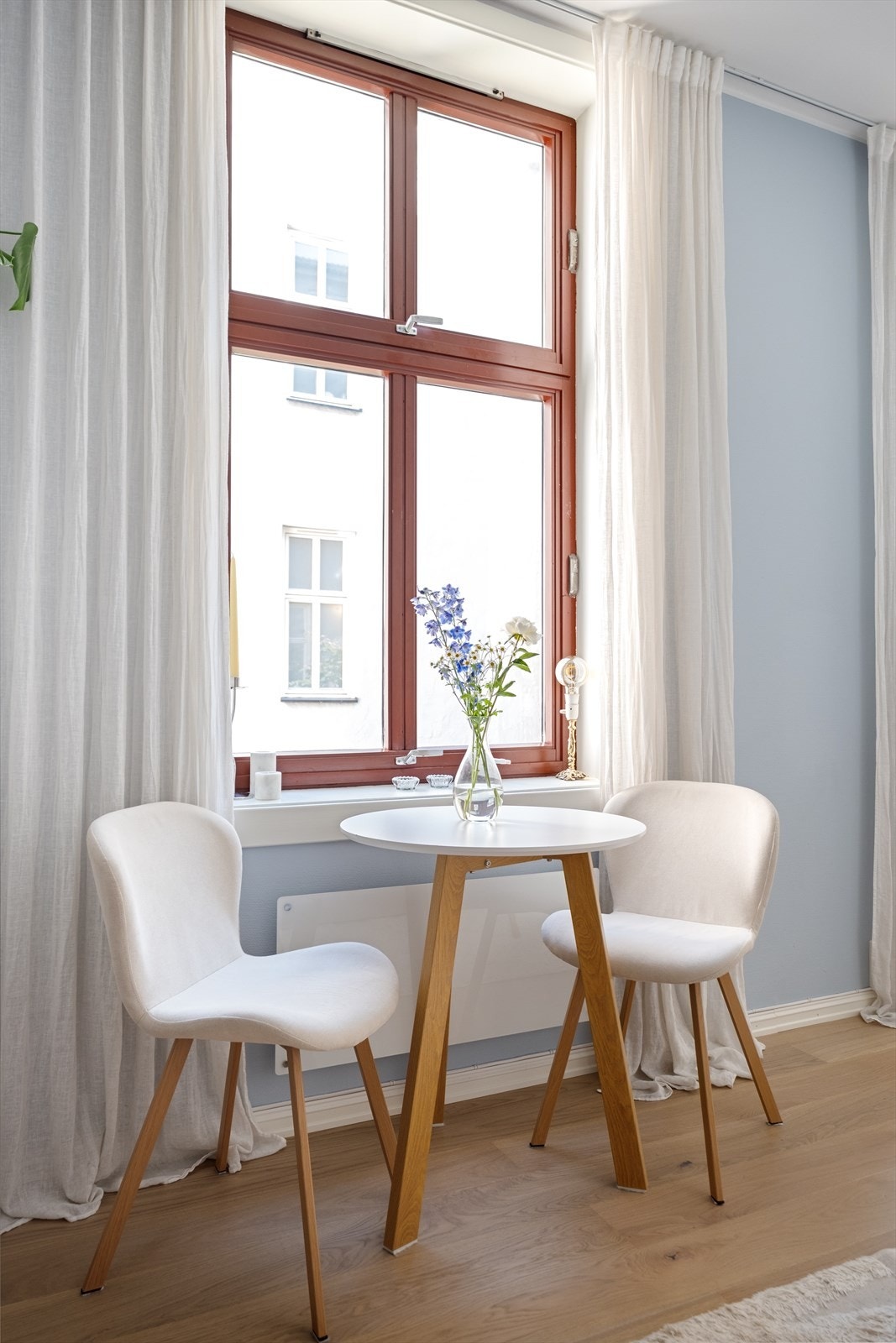 - Store vindusflater som gir rikelig med luft og lys - Galleribilde