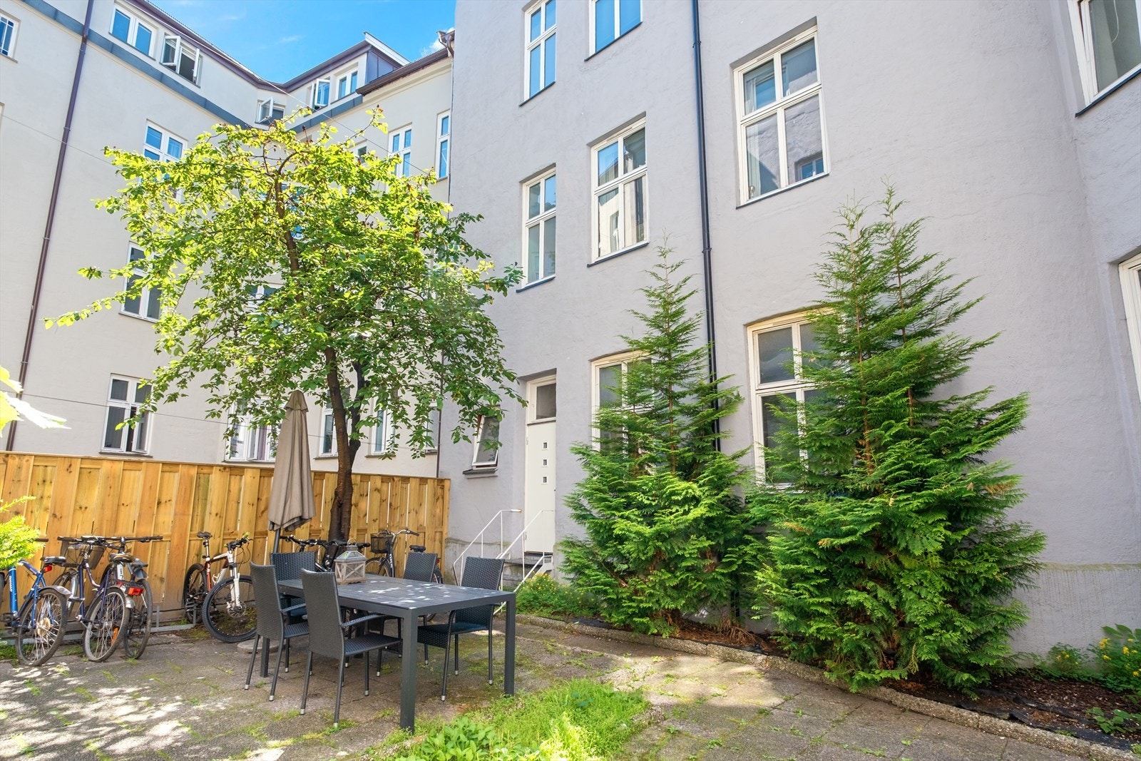 - Hyggelig bakgård - Galleribilde
