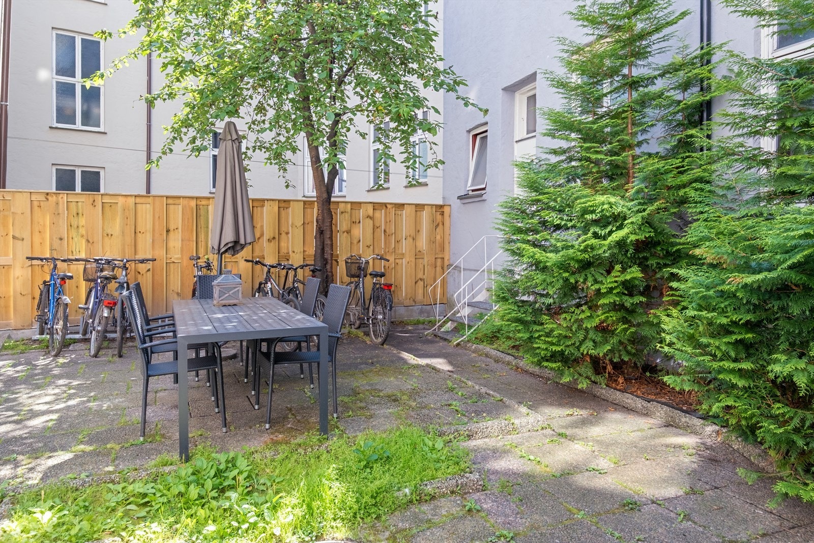 - Hyggelig bakgård - Galleribilde