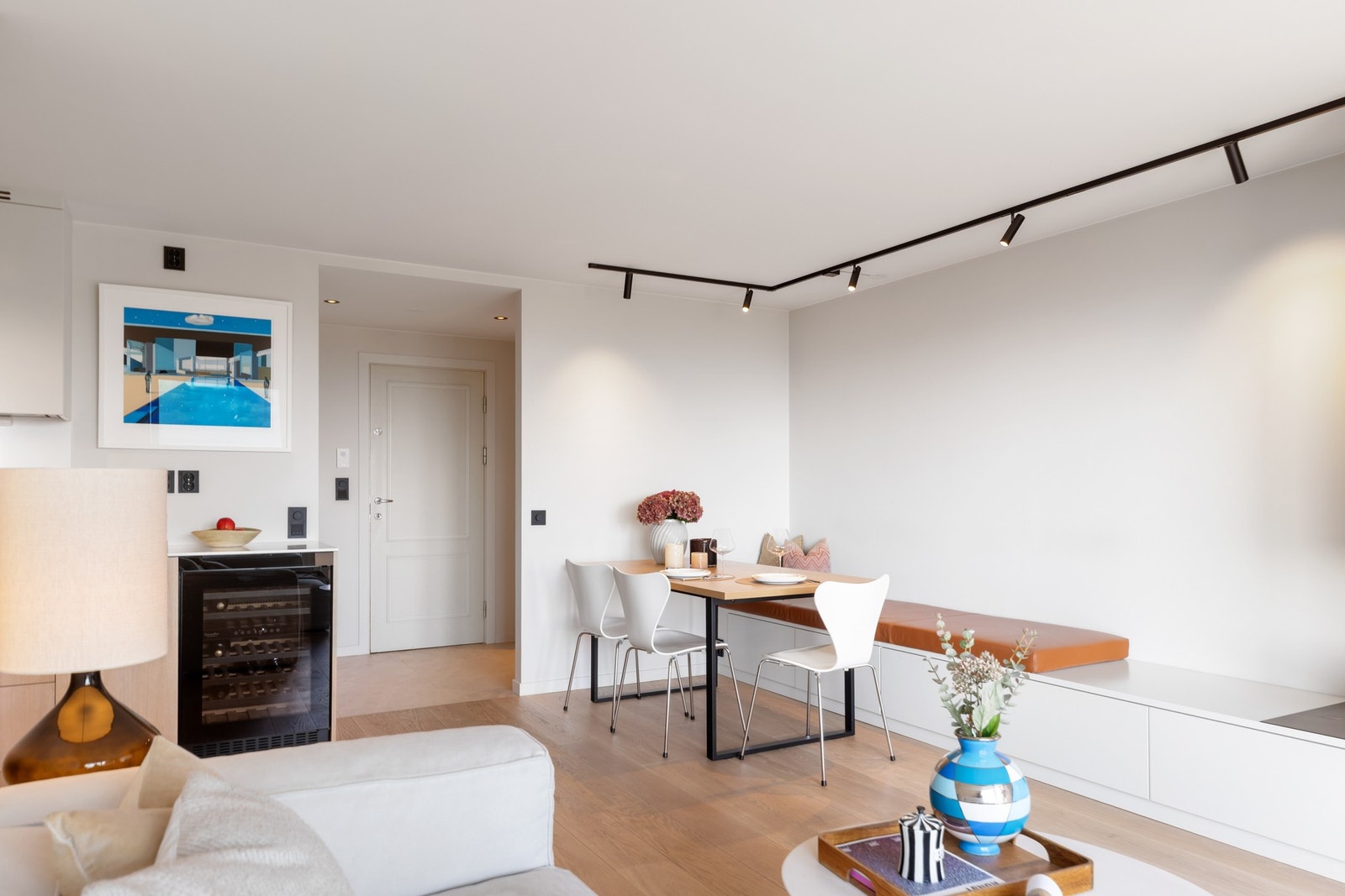I stuen er det god plass til både sofagruppe og spisebord, og en spesialtilpasset sittebenk sørger for ekstra oppbevaringsplass. Galleribilde