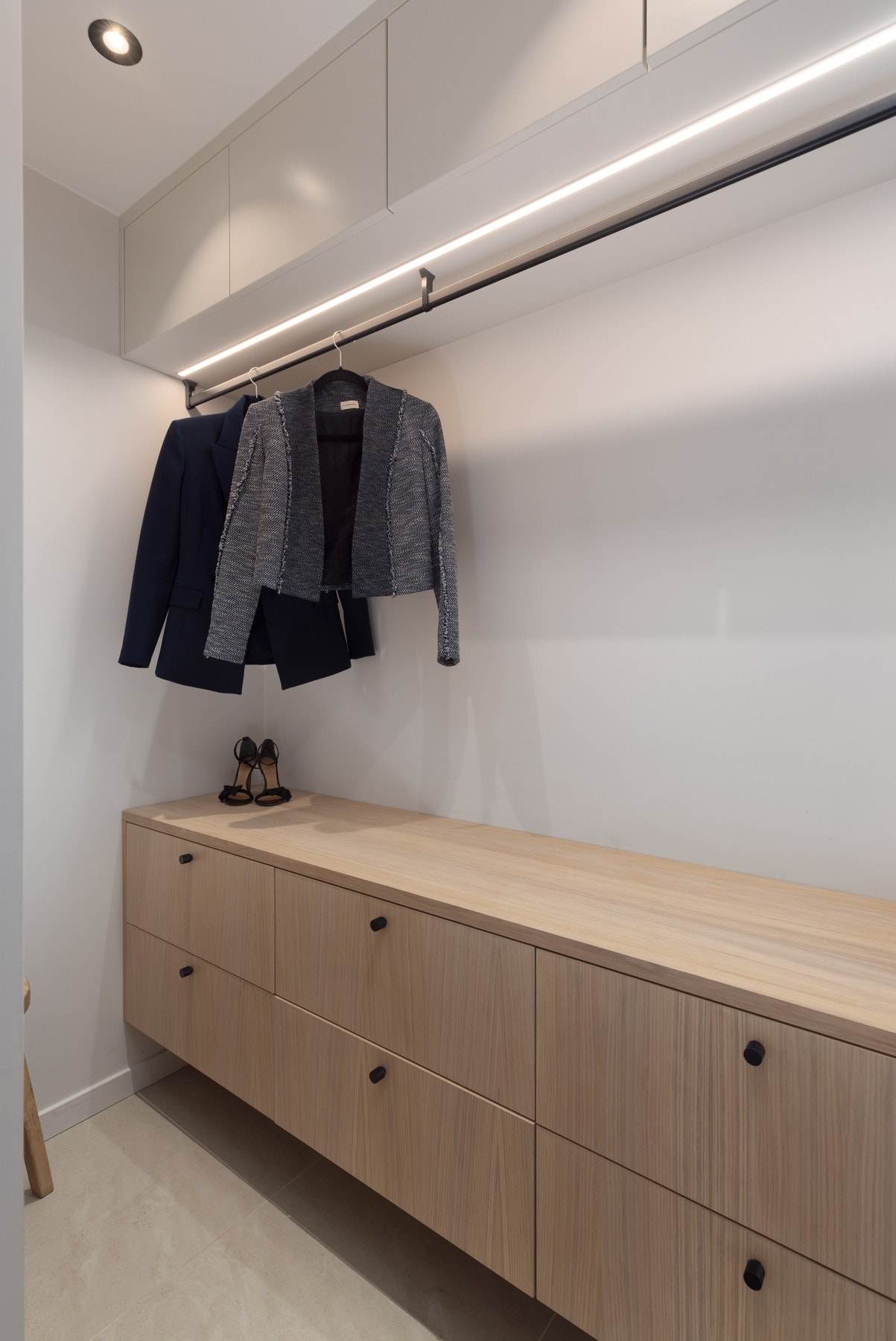 I tilknytning til entréen finner du en praktisk, plassbygd garderobe med rikelig oppbevaringsplass for yttertøy og sko. Galleribilde