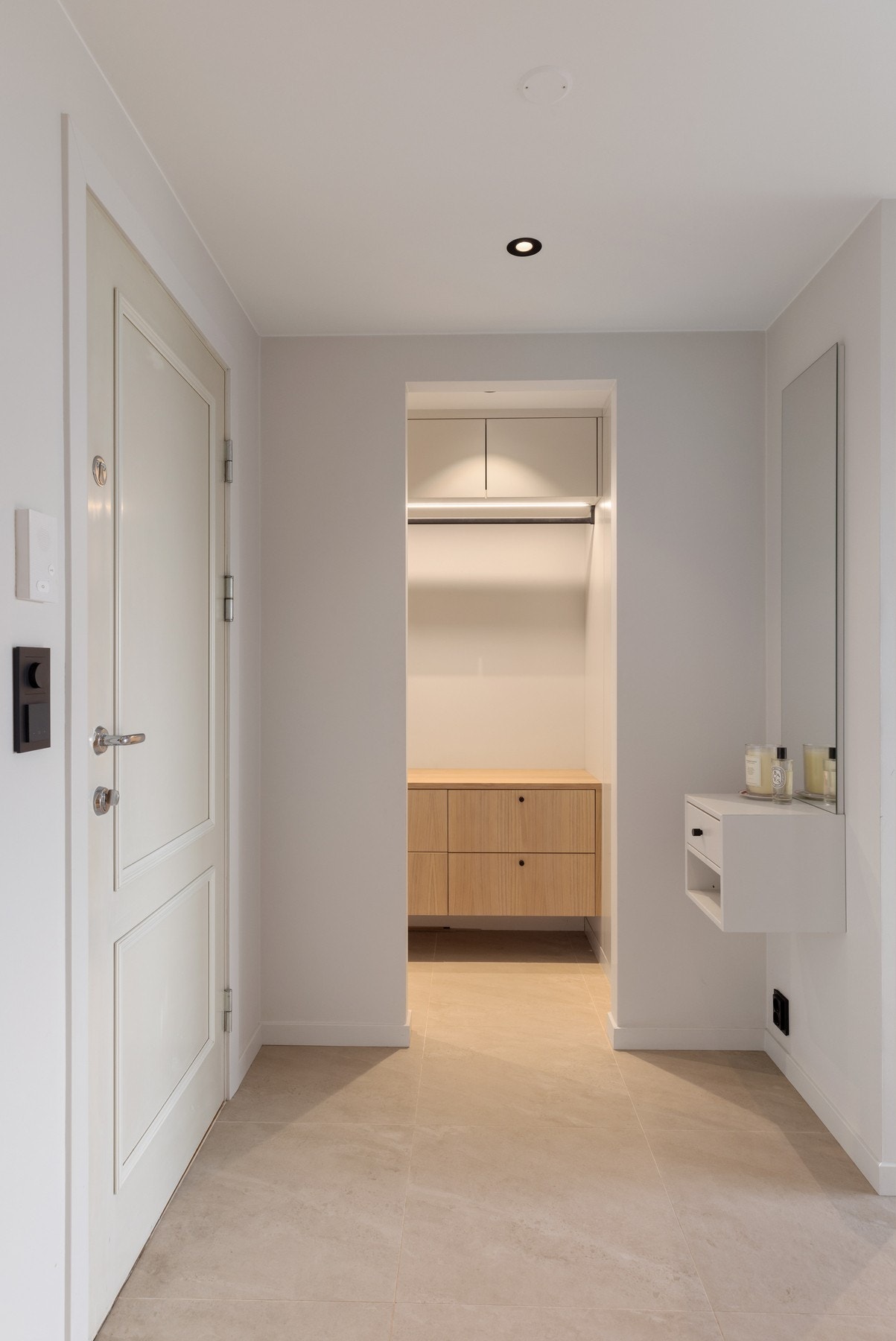 Veggene er malt i dempede, tidsriktige farger og downlights i himlingen gir en lun og eksklusiv stemning. Galleribilde