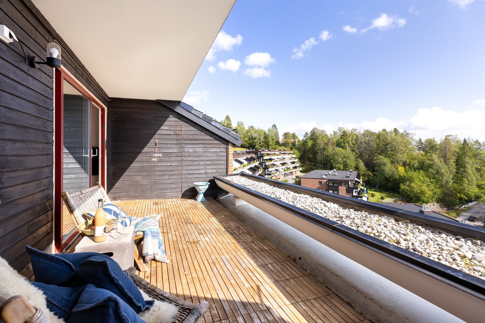 Praktisk utvendig bod på ca. 2 kvm gir ekstra lagringsplass. Utebelysning og stikkontakt er naturligvis på plass. Terrassen har tremmefliser på gulvet, betongrekkverk som også fungerer som en blomsterkasse, Galleribilde