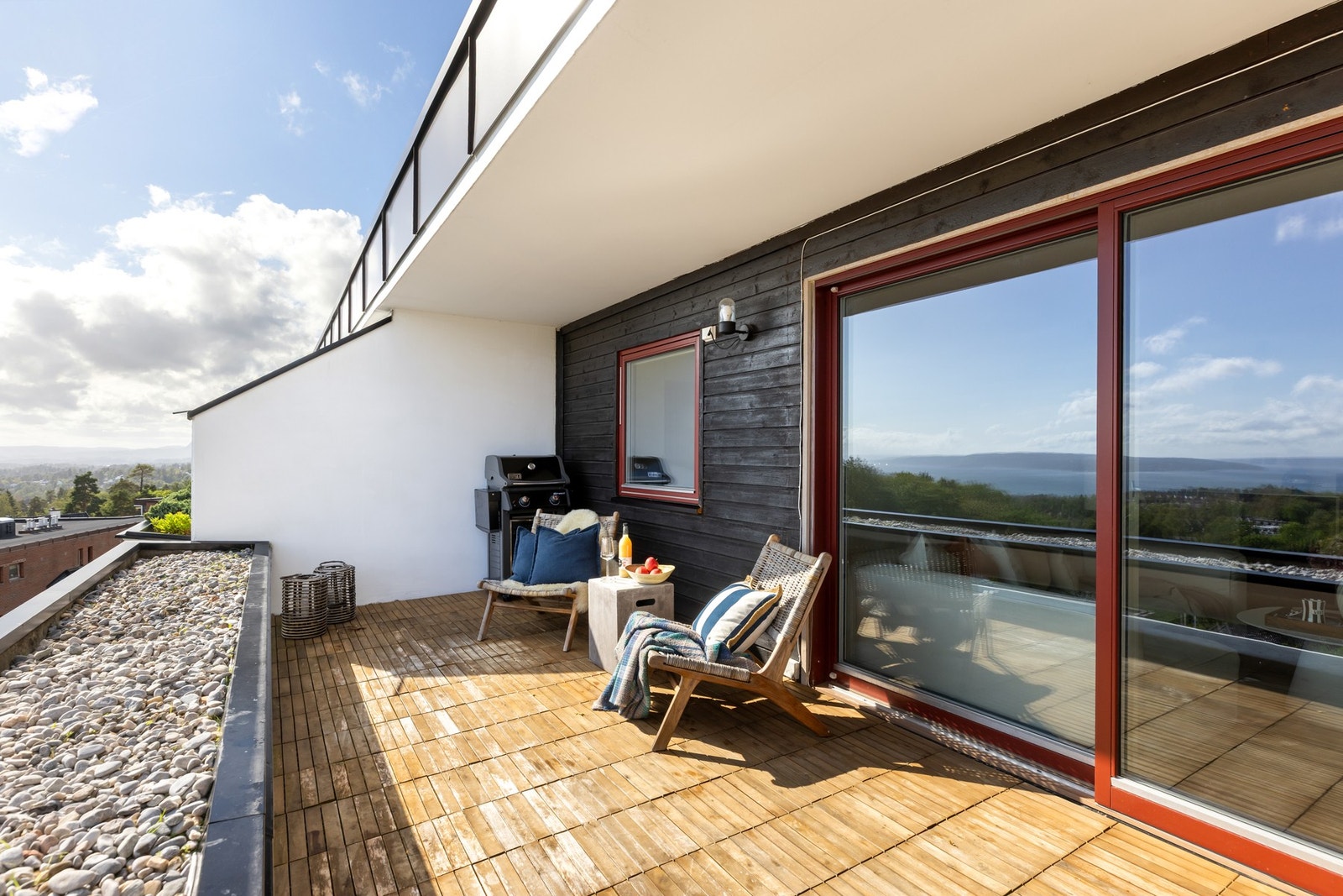 På terrassen er plass til både sittegruppe, spisebord og grill. På sommerstid fungerer terrassen som en herlig forlengelse av boligen. Galleribilde