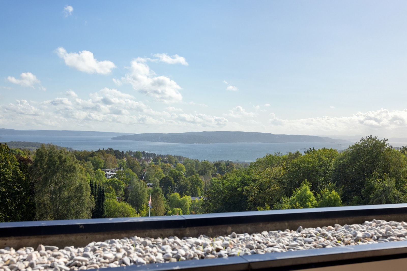 Fra terrassen har man gode solforhold og full oversikt over innseilingen til Oslo. Galleribilde