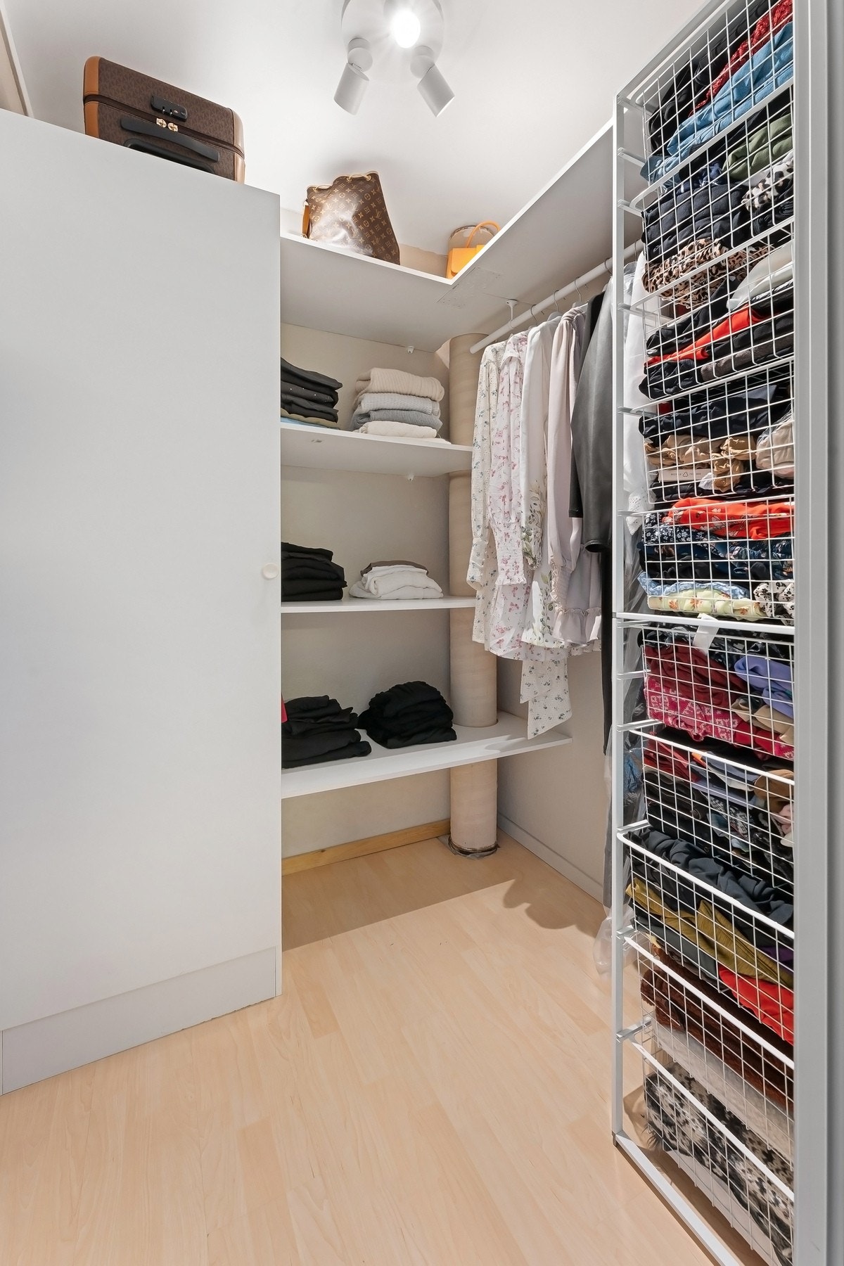 Garderobeinnredningen medfølger. Galleribilde