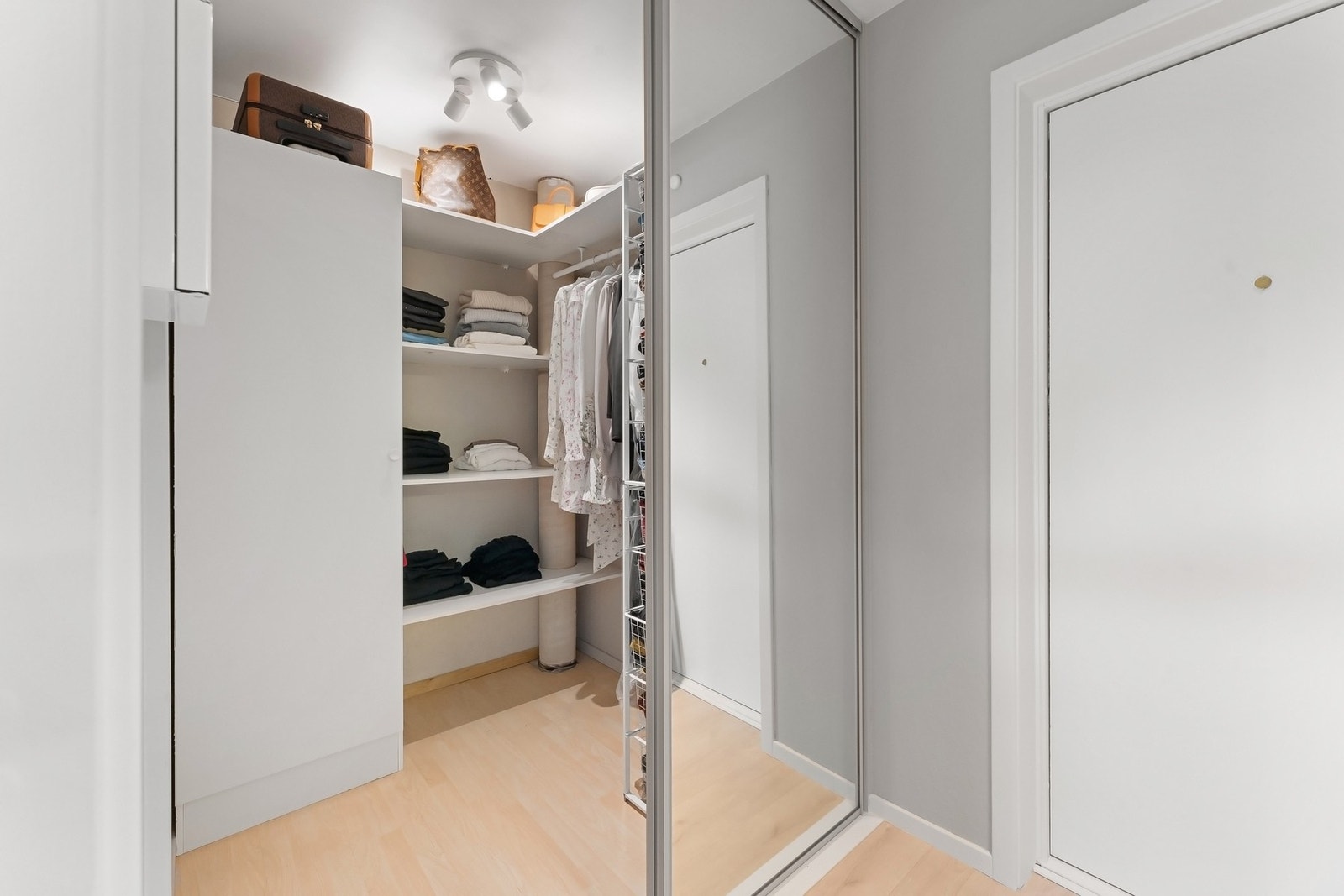 Rikelig med oppbevaringsplass i tilknyttet innvendig bod. Galleribilde