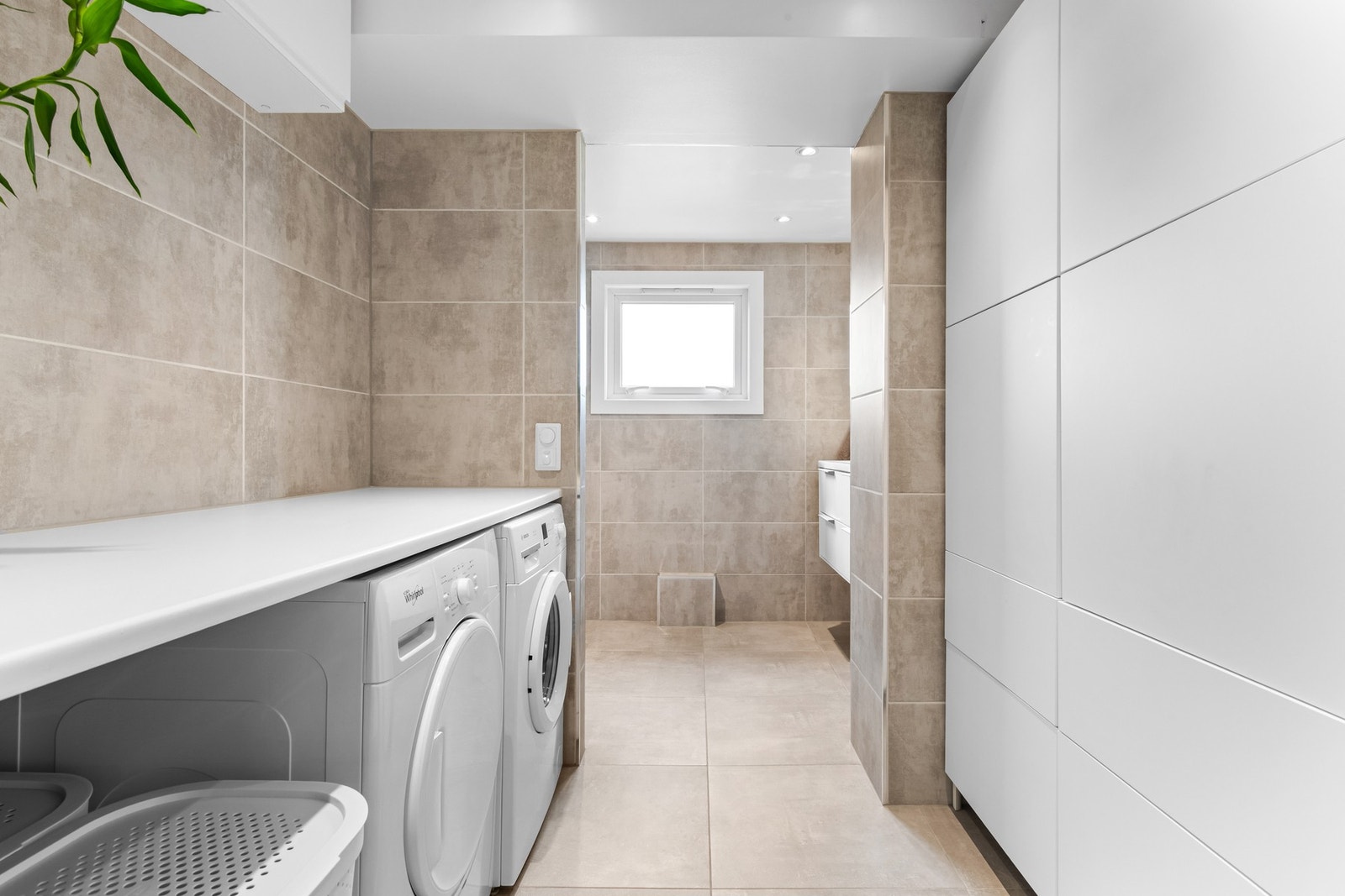 Badet er flislagt på vegger og gulv, med elektriske varmekabler for økt komfort. Galleribilde