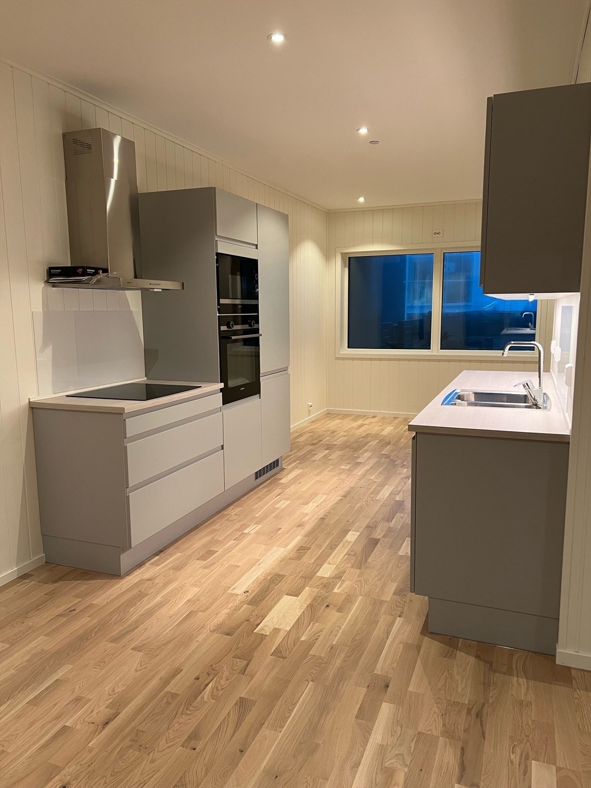 Stilig kjøkkeninnredning med integrerte hvitevarer Galleribilde