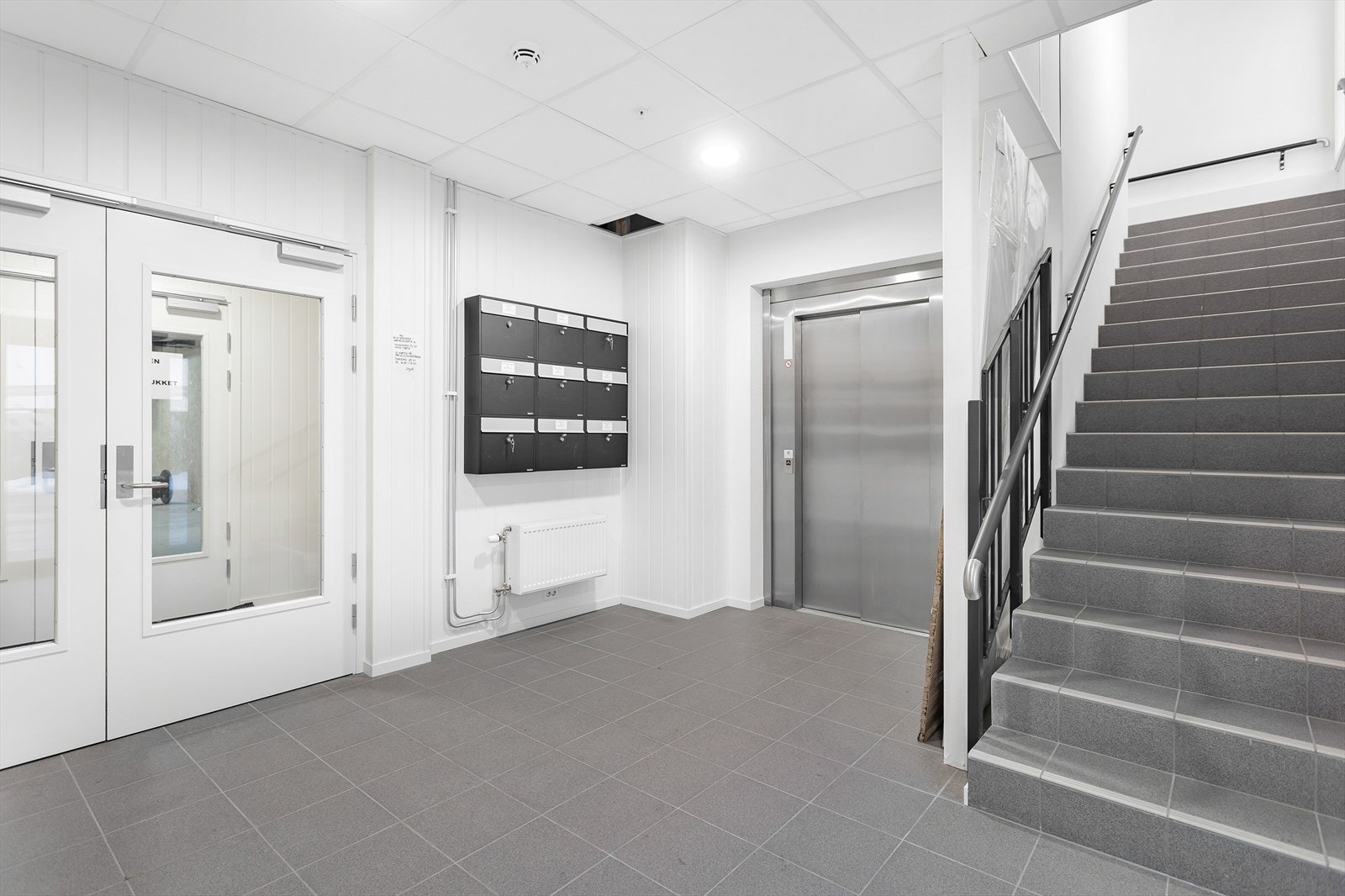 Når du kommer inn i bygget kommer du til et lyst og oversiktlig fellesareal Galleribilde