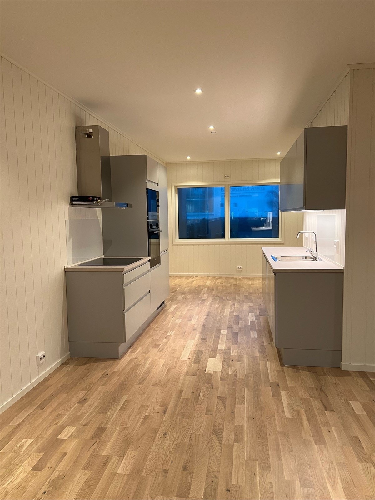 I denne leiligheten på 70 kvm er det parkett på gulvet, MDF plater på vegg og gips med spotbelysning i taket Galleribilde