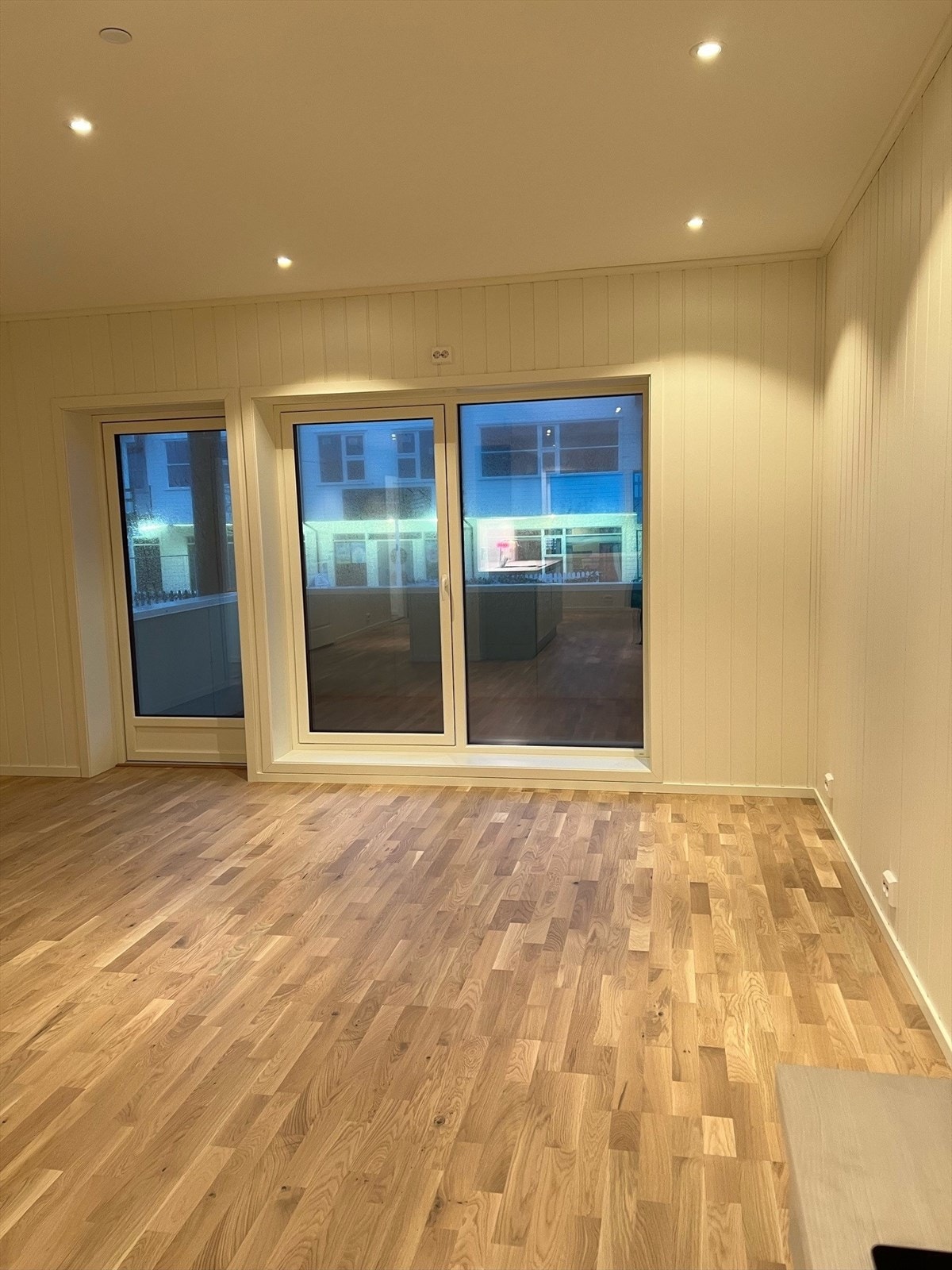 Stue med store vindusflater og utgang til terrasse Galleribilde