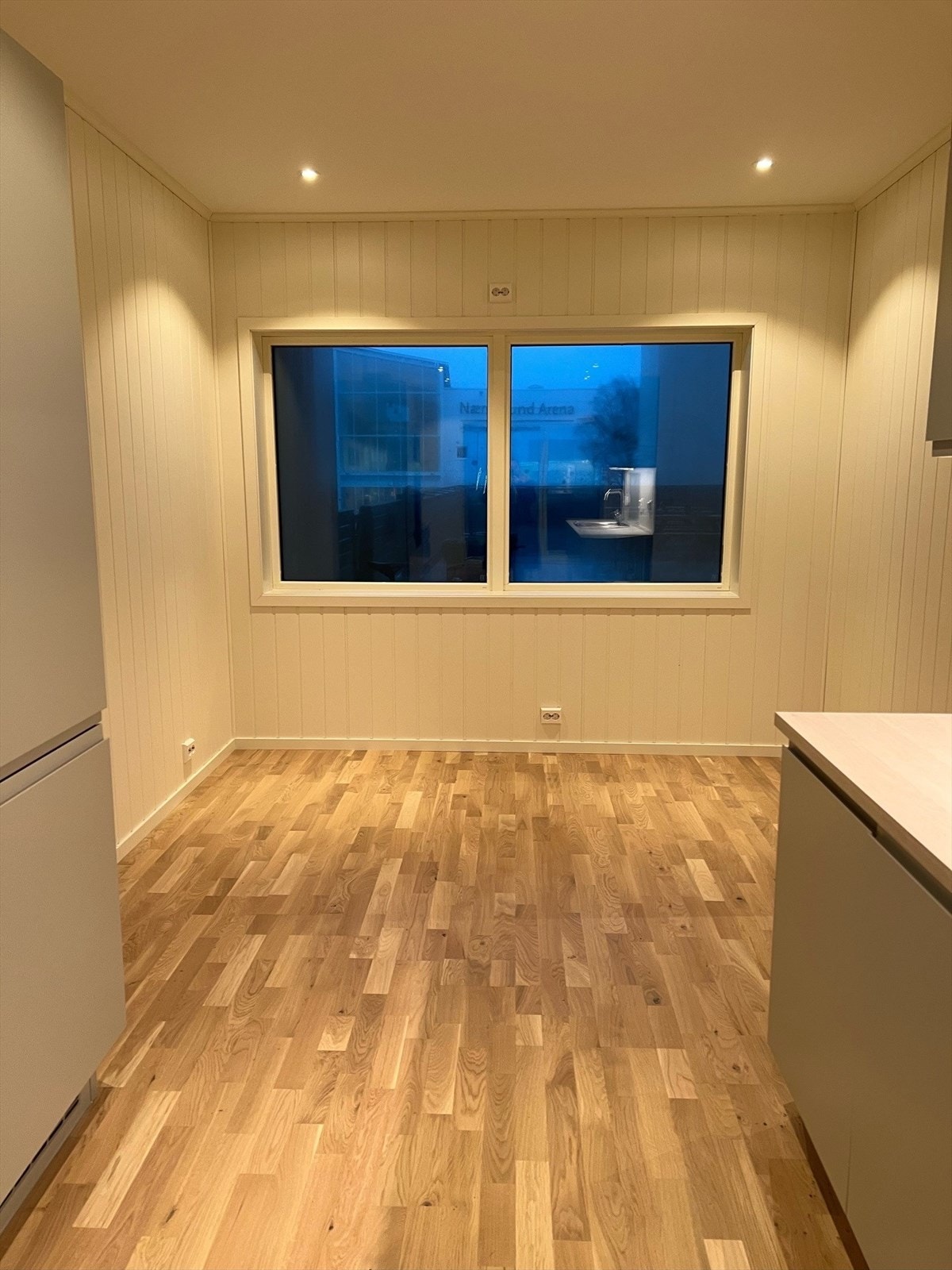 God plass til spisebord og kjøpmannsdisk om man ønsker ved kjøkkenet Galleribilde