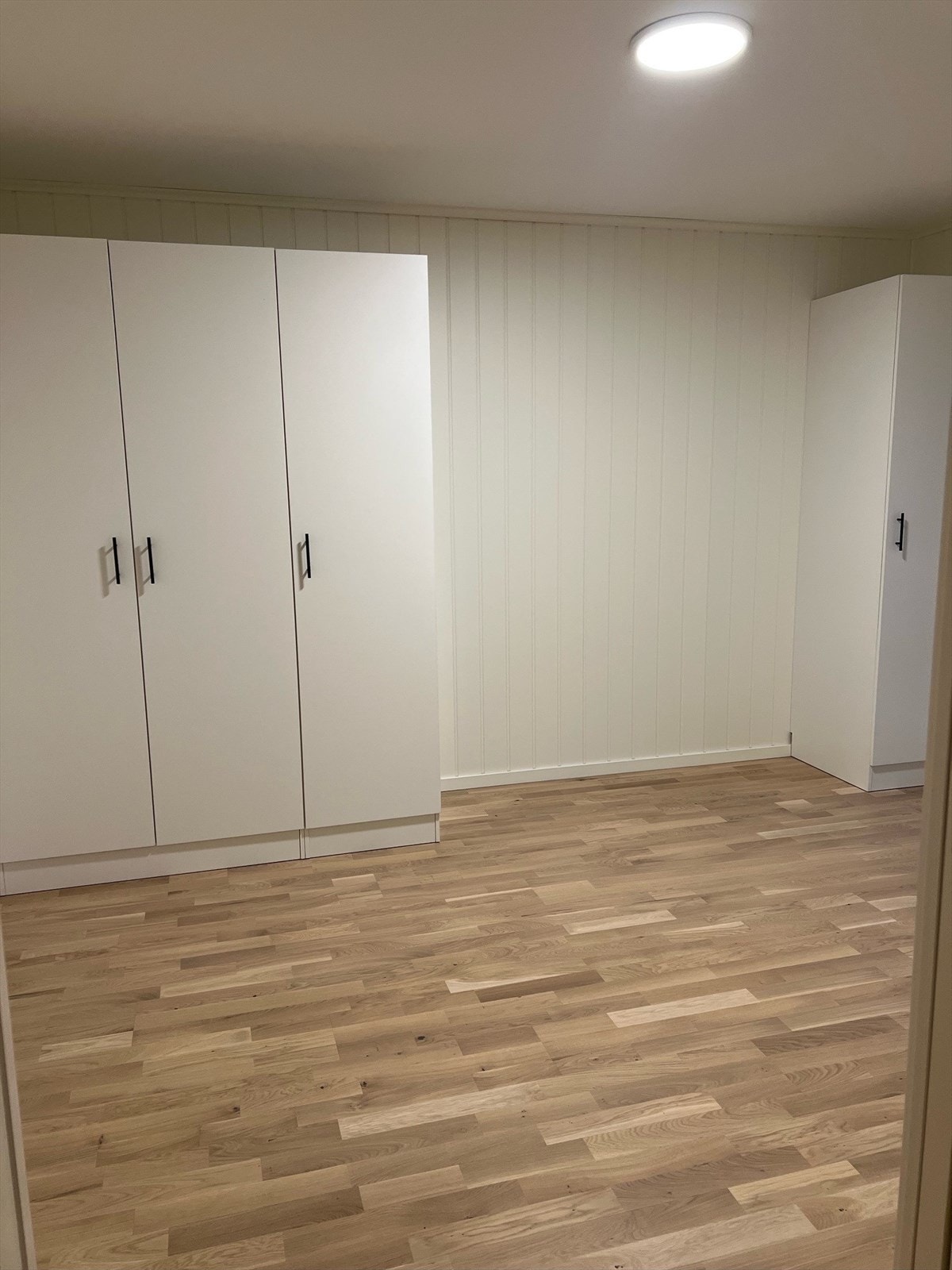 Soverom 1, skapene er det mulig å flytte på Galleribilde