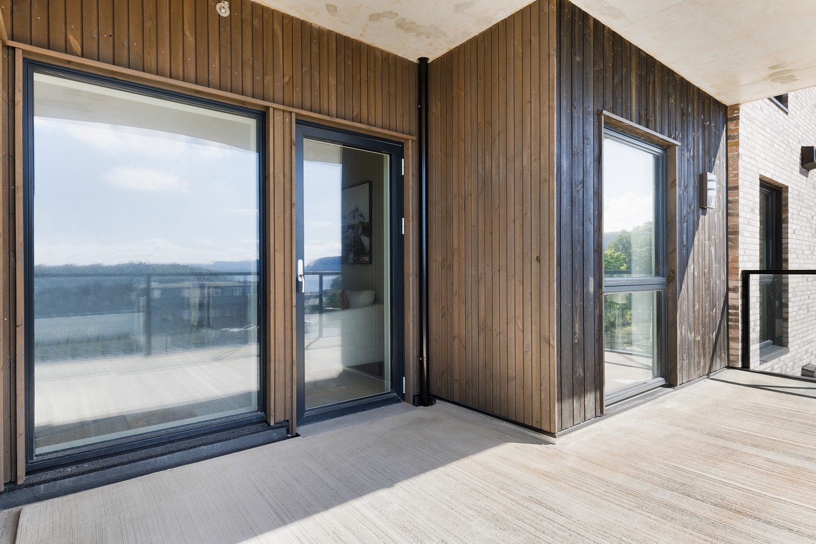 Terrassen er solrik med mulighet for å sitte tørt og fint under overbygg Galleribilde